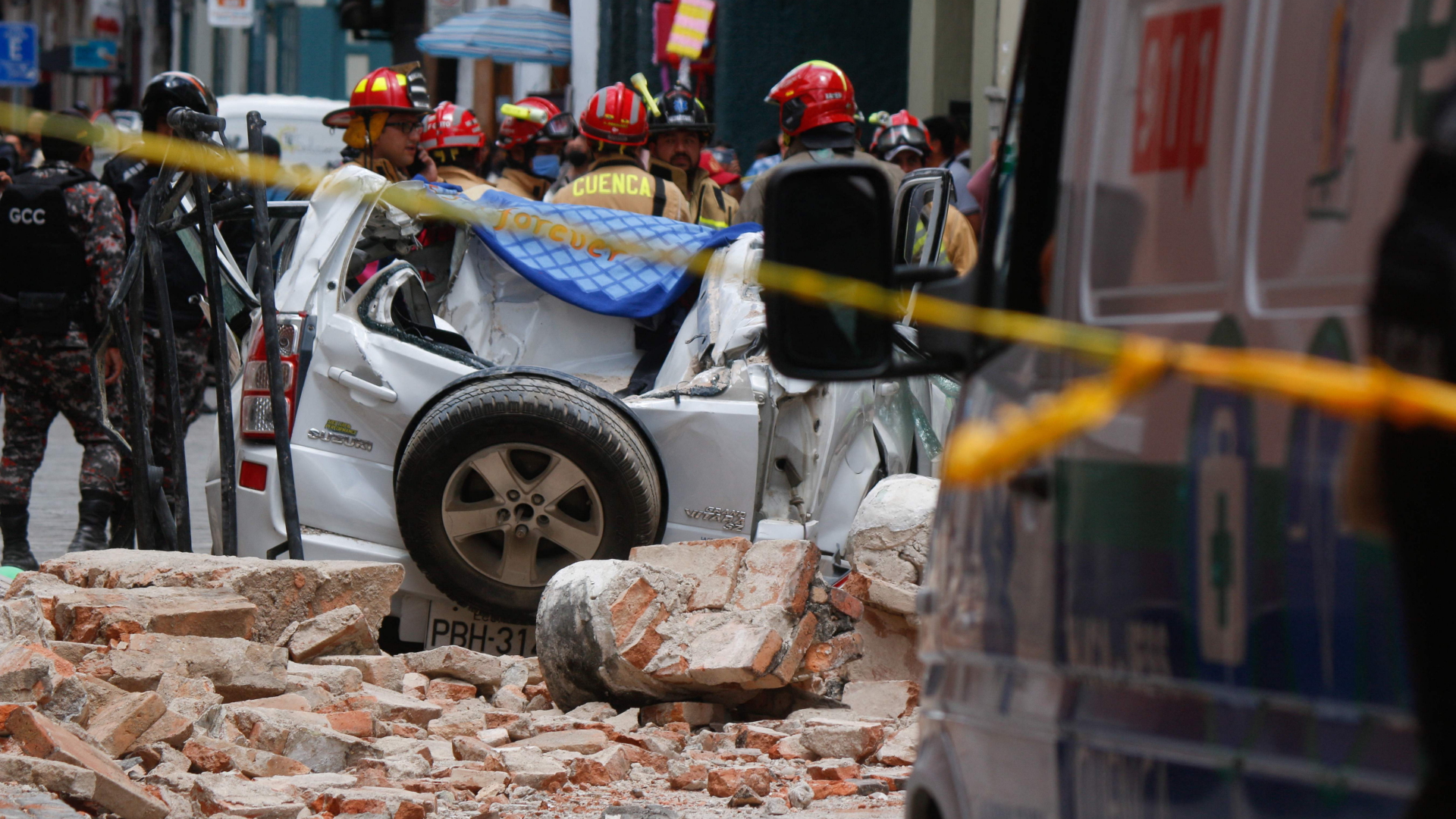 Die Trümmer eines Hauses erschlugen in Ecuador mehrere Menschen in einem Auto. | Foto: FERNANDO MACHADO / AFP