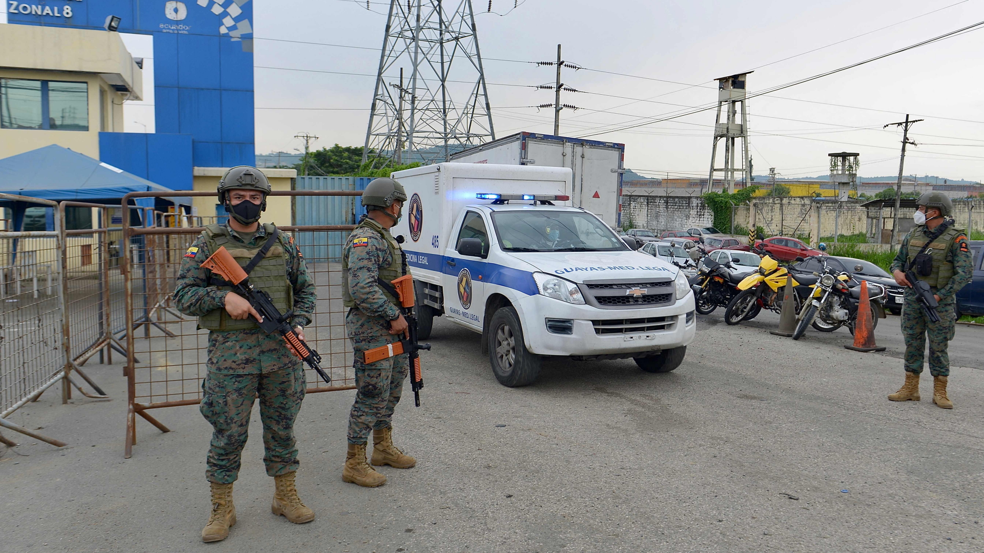 Bewaffnete Einsatzkräfte stehen vor einem Gefängnis in Ecuador. | AFP