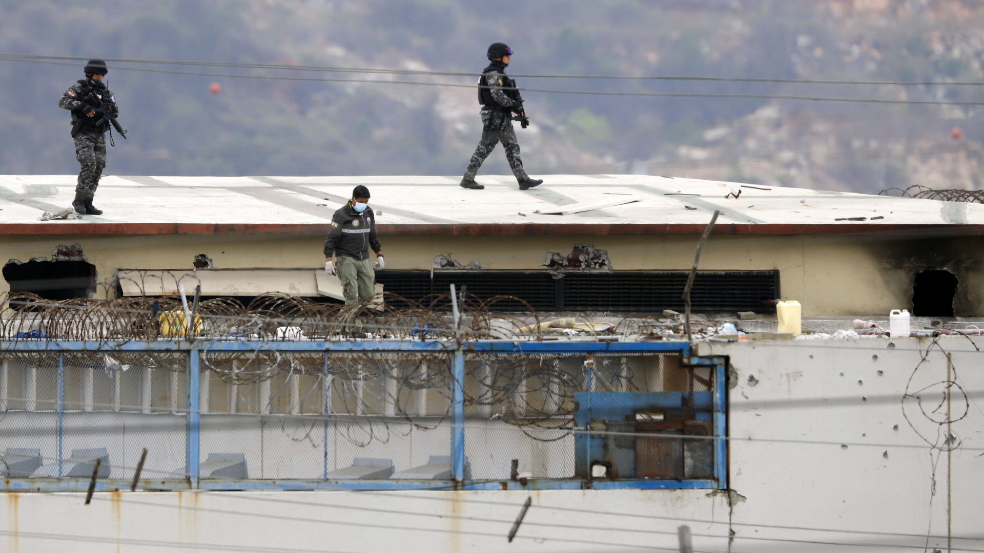 Polizisten laufen über das Dach eines Gefängnisses in Guayaquil, Ecuador. | dpa