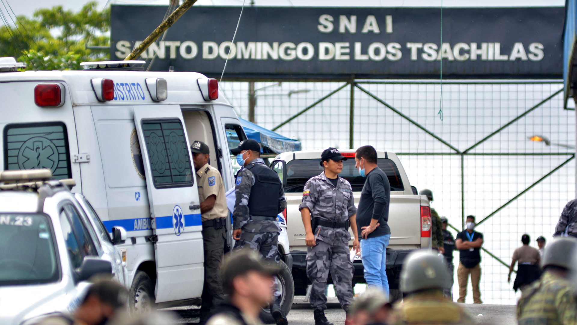 Polizisten stehen vor einem Gefängnis von Santo Domingo in Ecuador. | AFP