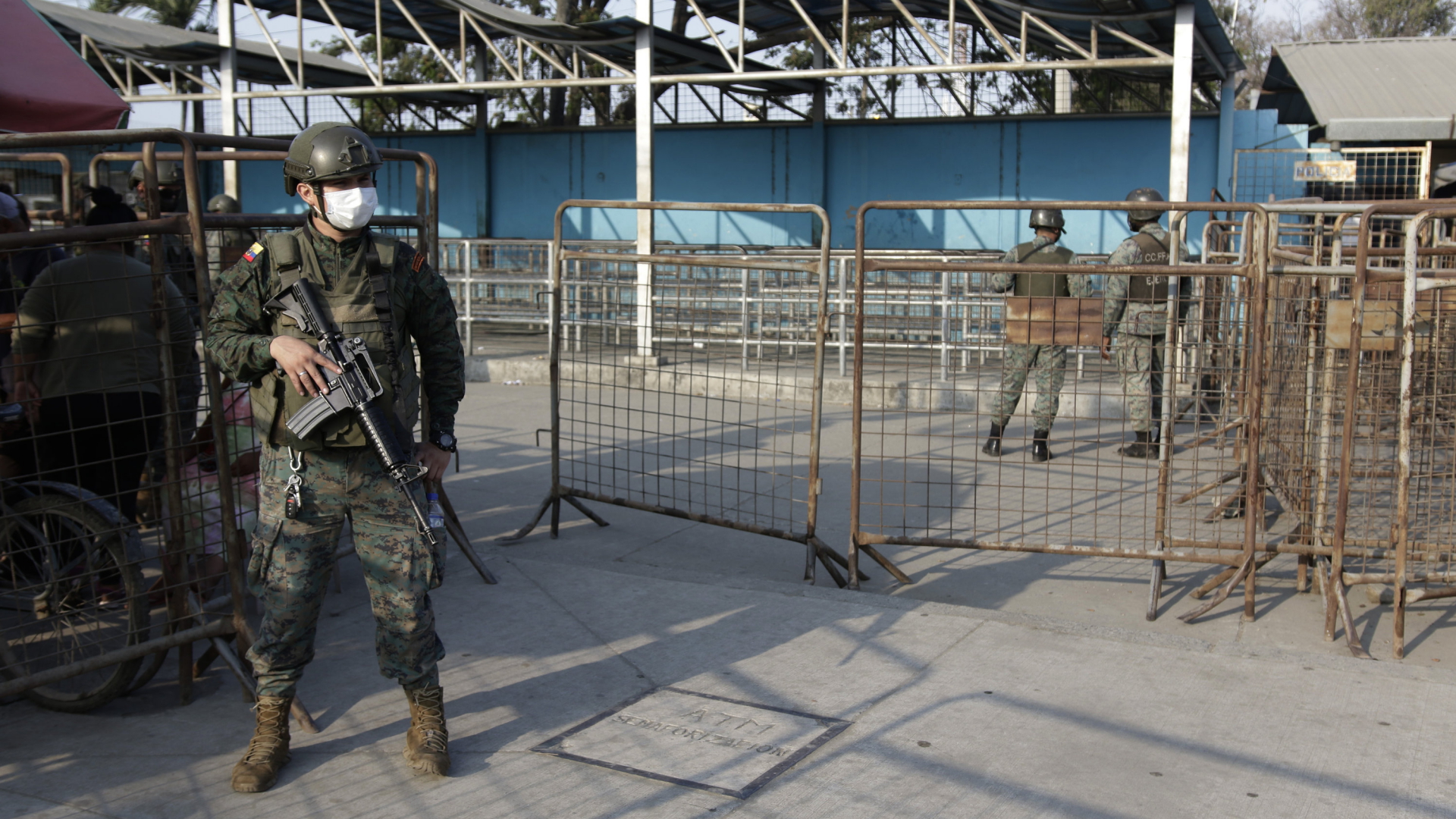 Soldaten bewachen den Eingang des Litoral-Gefängnisses in Guayaquil, Ecuador. | AP