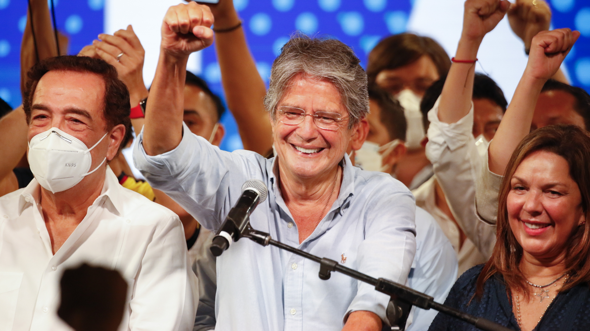 Der konservative Guillermo Lasso reckt auf einer Wahlkampfveranstaltung im April 2021 in Ecuador die Faust in die Höhe. | dpa