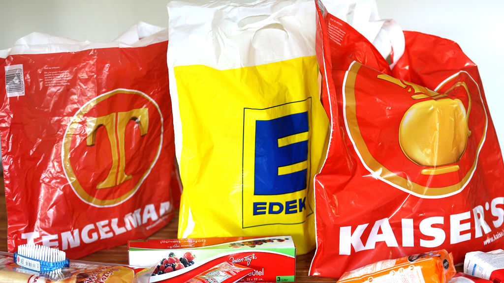 Einkaufstüten der Supermärkte Tengelmann, Edeka und Kaiser's