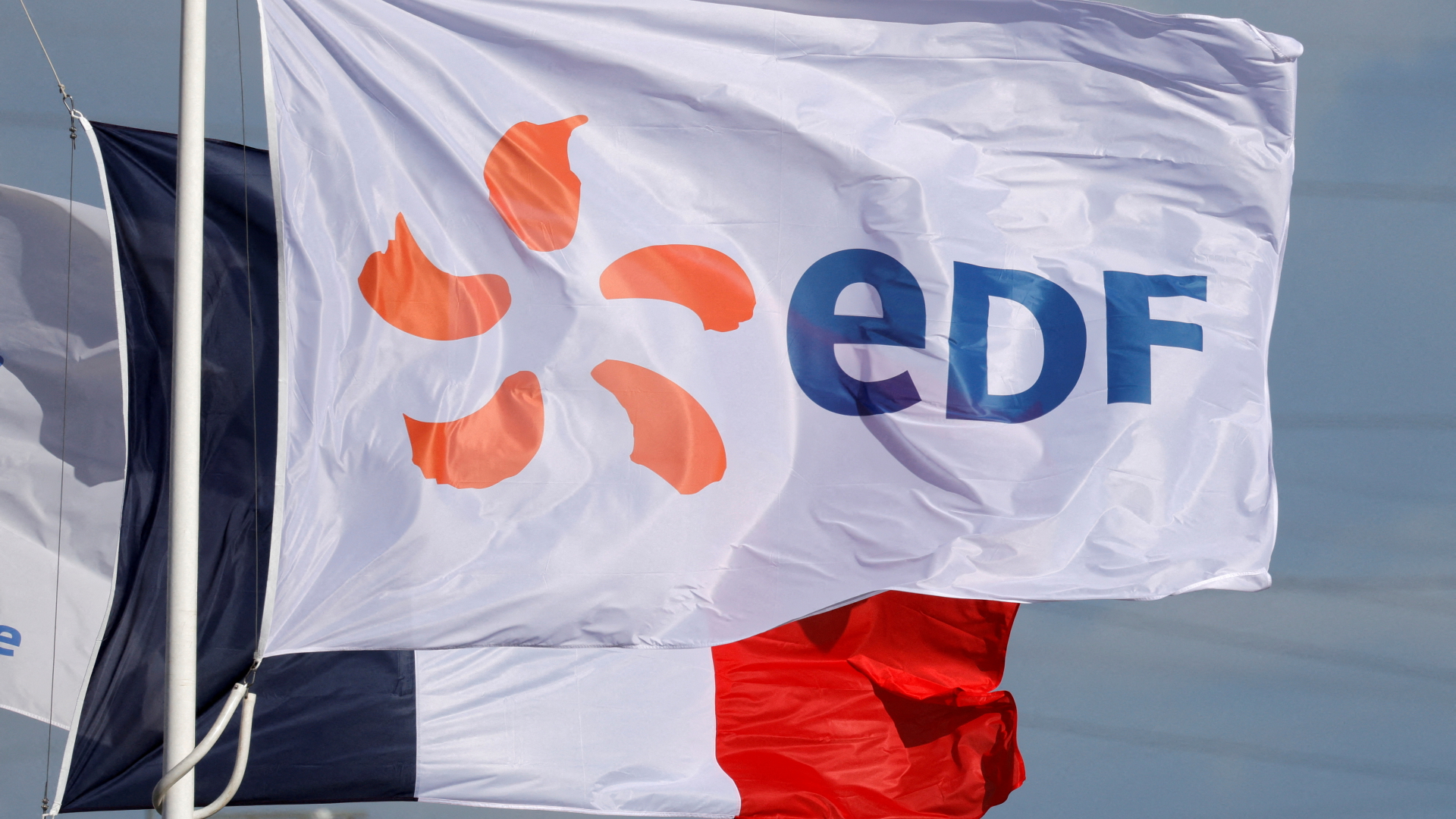 Fahne mit dem Logo des französischen Energieversorgers EDF | REUTERS