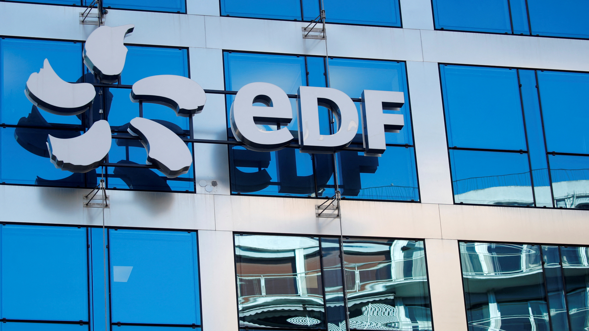 Logo des französischen Energieversorgers EDF an einer Hausfassade