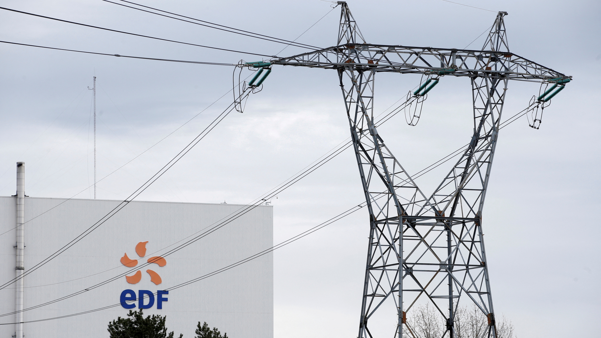 EDF-Logo an einem Kraftwerk neben einem Strommasten | REUTERS