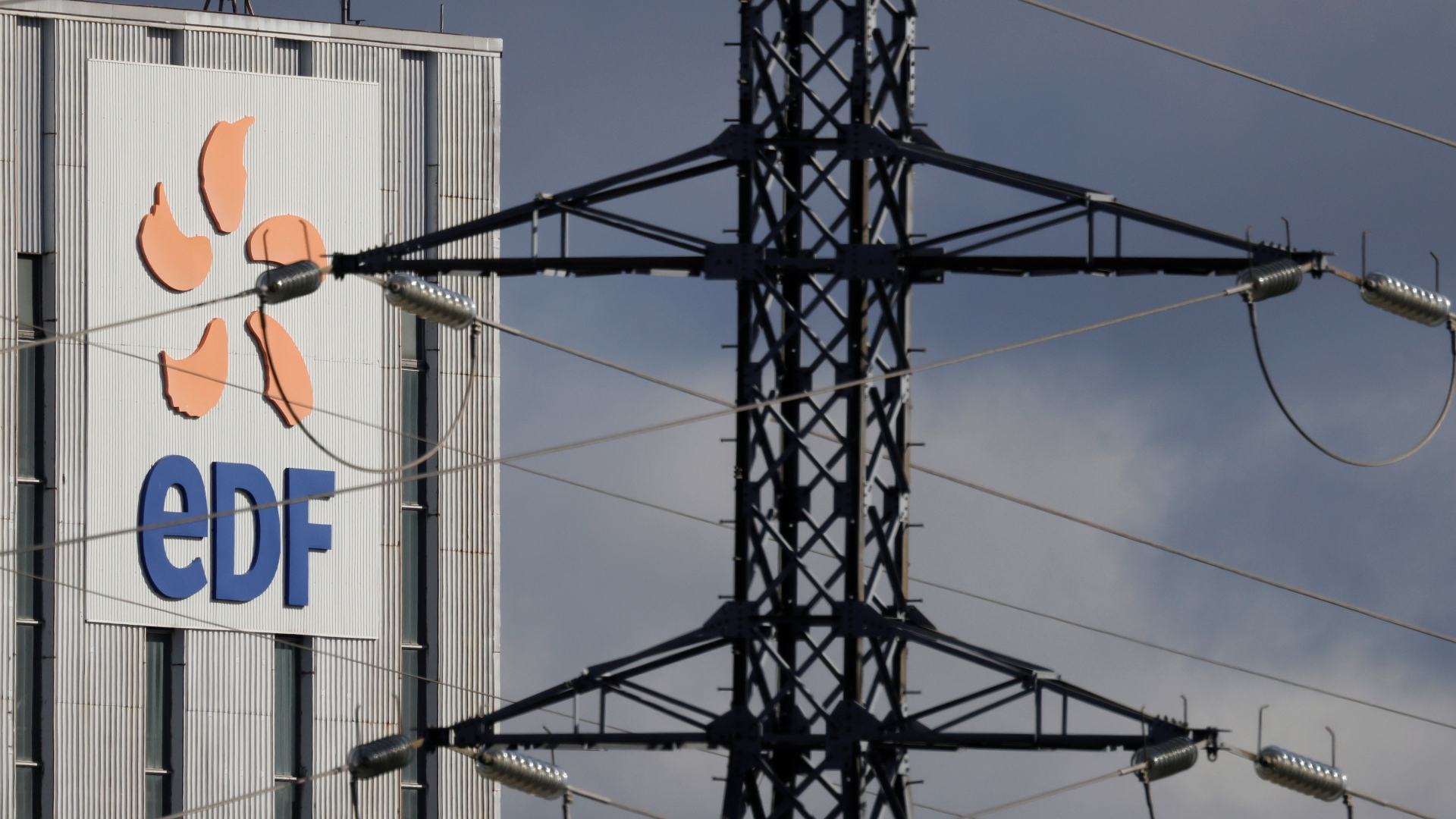 Logo des französischen Energiekonzerns EDF in der Nähe eines Strommasten | REUTERS