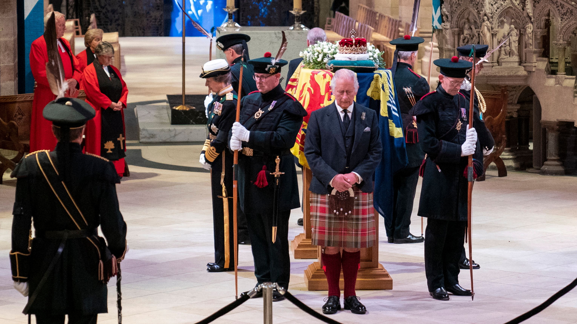 Die vier Kinder von Queen Elizabeth II. stehen zur Totenwache in Edinburgh an den Seiten des Sarges mit den sterblichen Überresten der Monarchin | AFP
