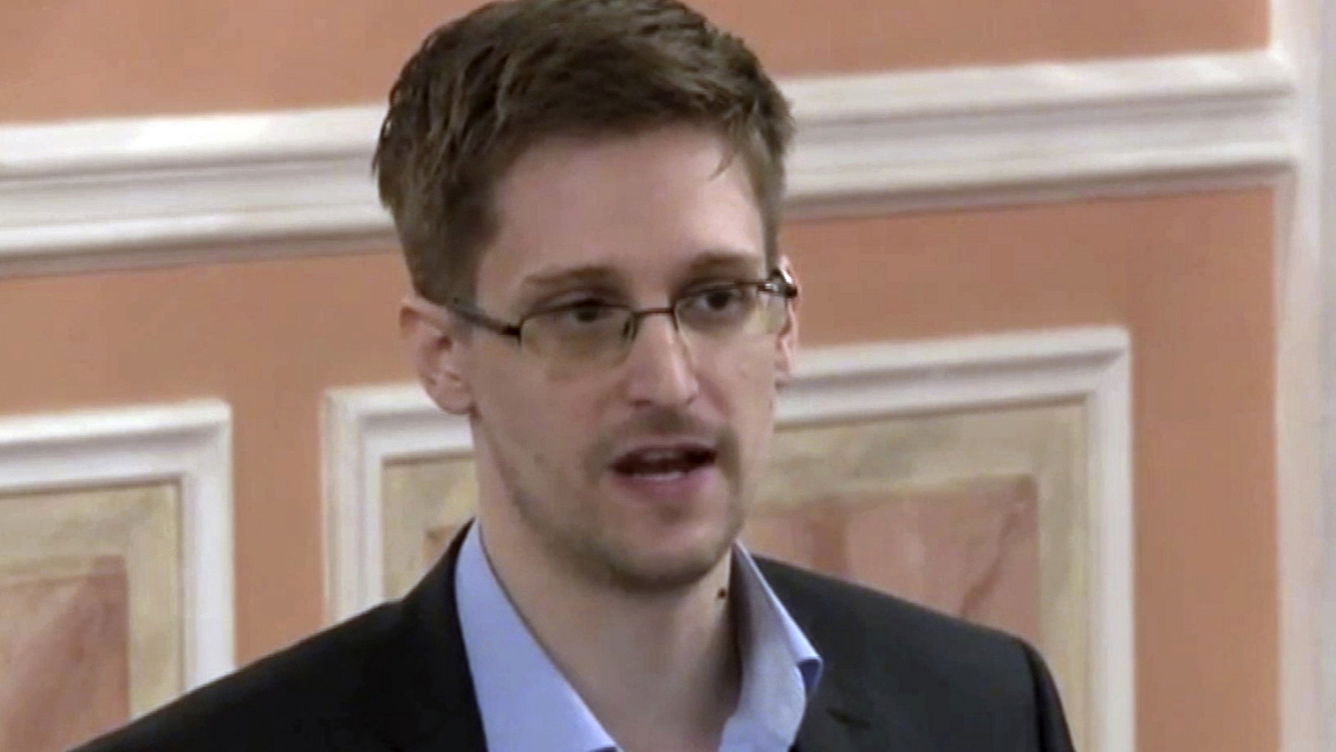 Whistleblower Edward Snowden spricht in einem Video, das in Moskau aufgenommen wurde. | AP