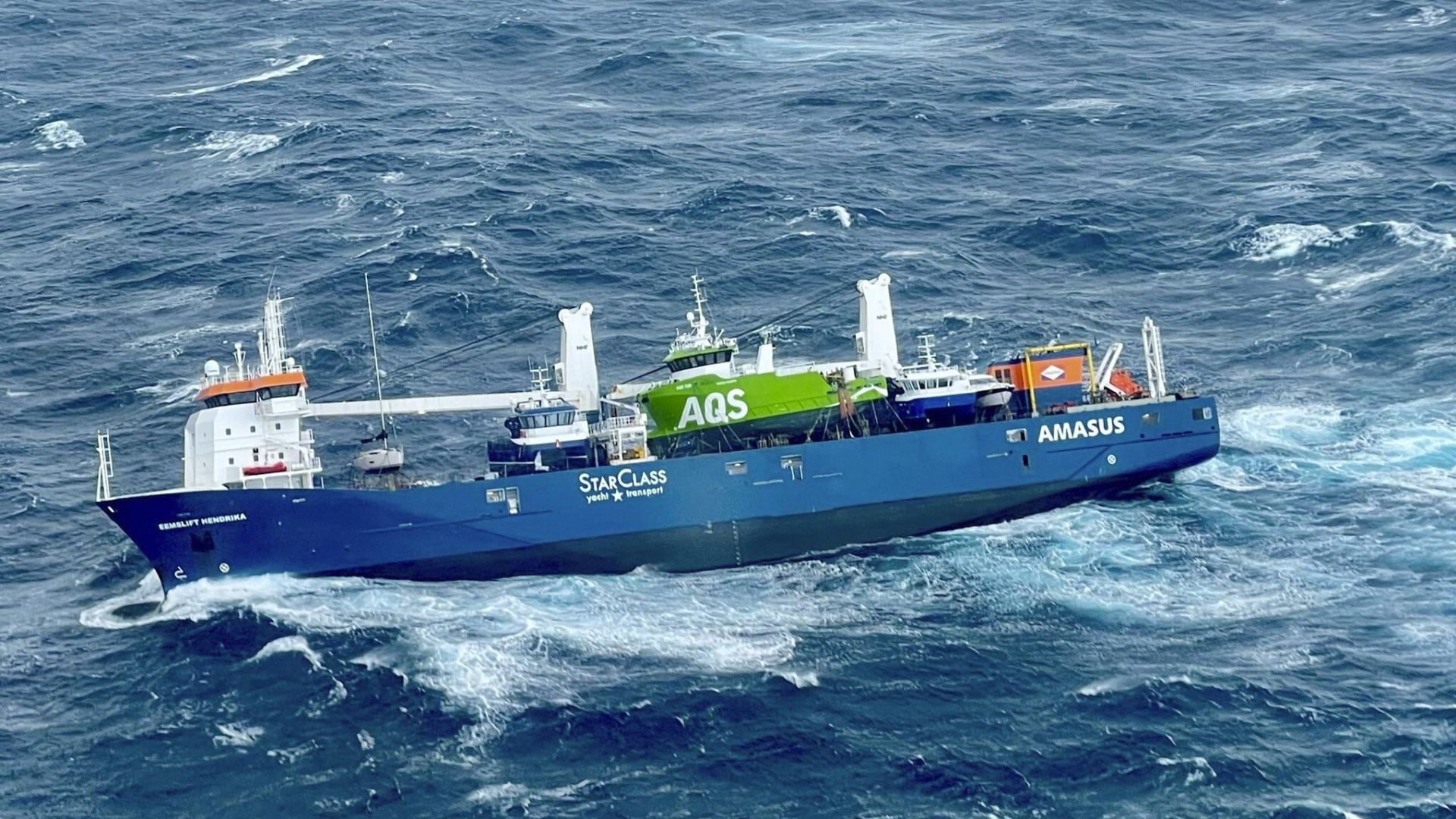 Ein niederländisches Frachtschiff treibt bei schwerem Wellengang im Nordmeer vor Norwegen ohne Besatzung und Antrieb im Wasser. | AP