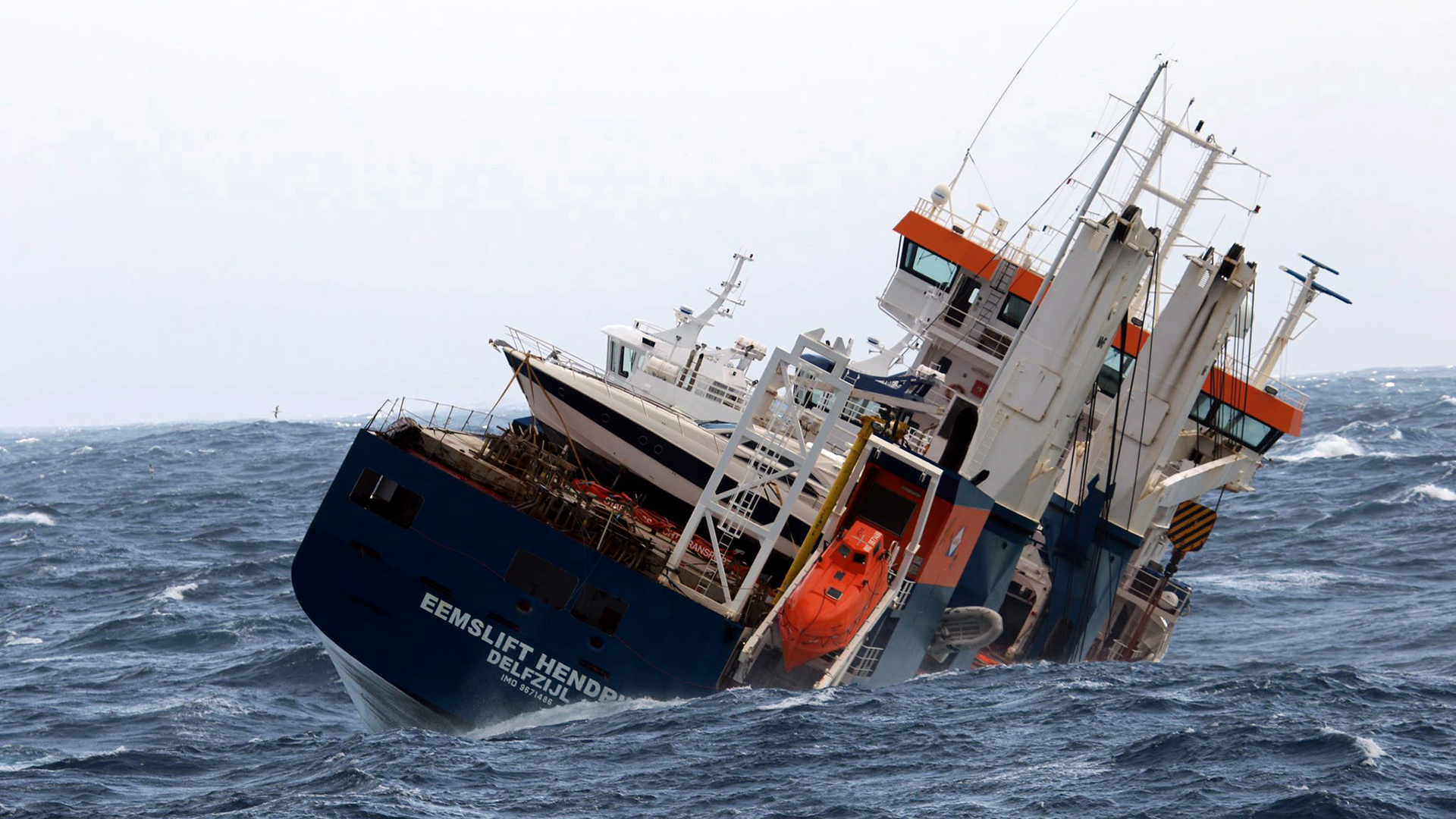 Das niederländische Frachtschiff "Eemslift Hendrika", das in der norwegischen See treibt. | EPA