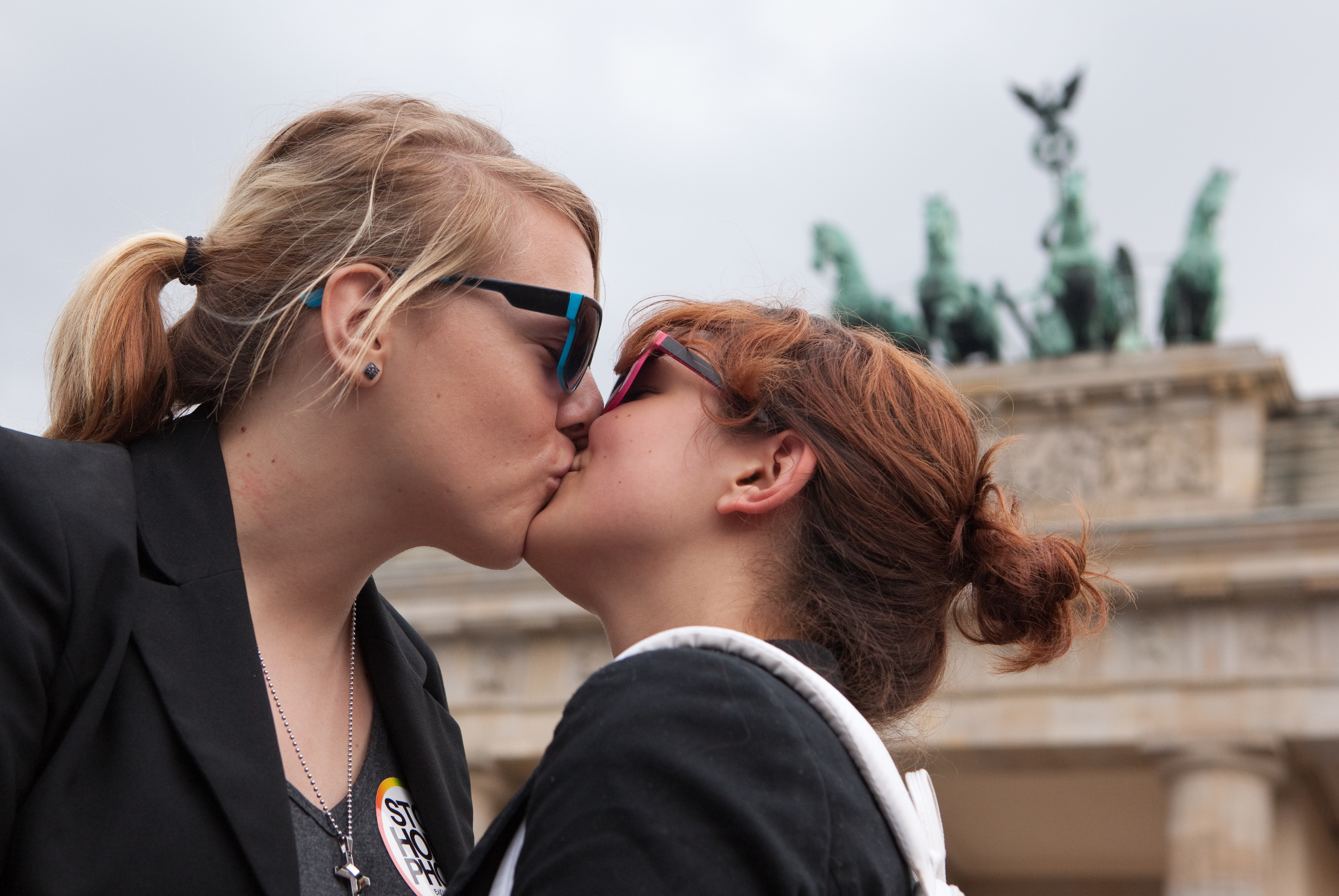 Zwei Frauen küssen sich vor dem Brandenburger Tor