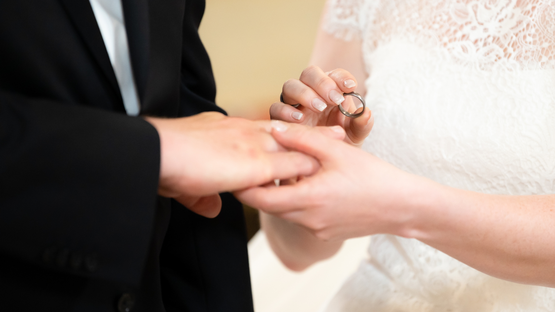 Ein Ehepaar steckt sich während der Trauung in der Kirche die Ringe an. (Aufnahme vom 26. Juni 2021) | dpa