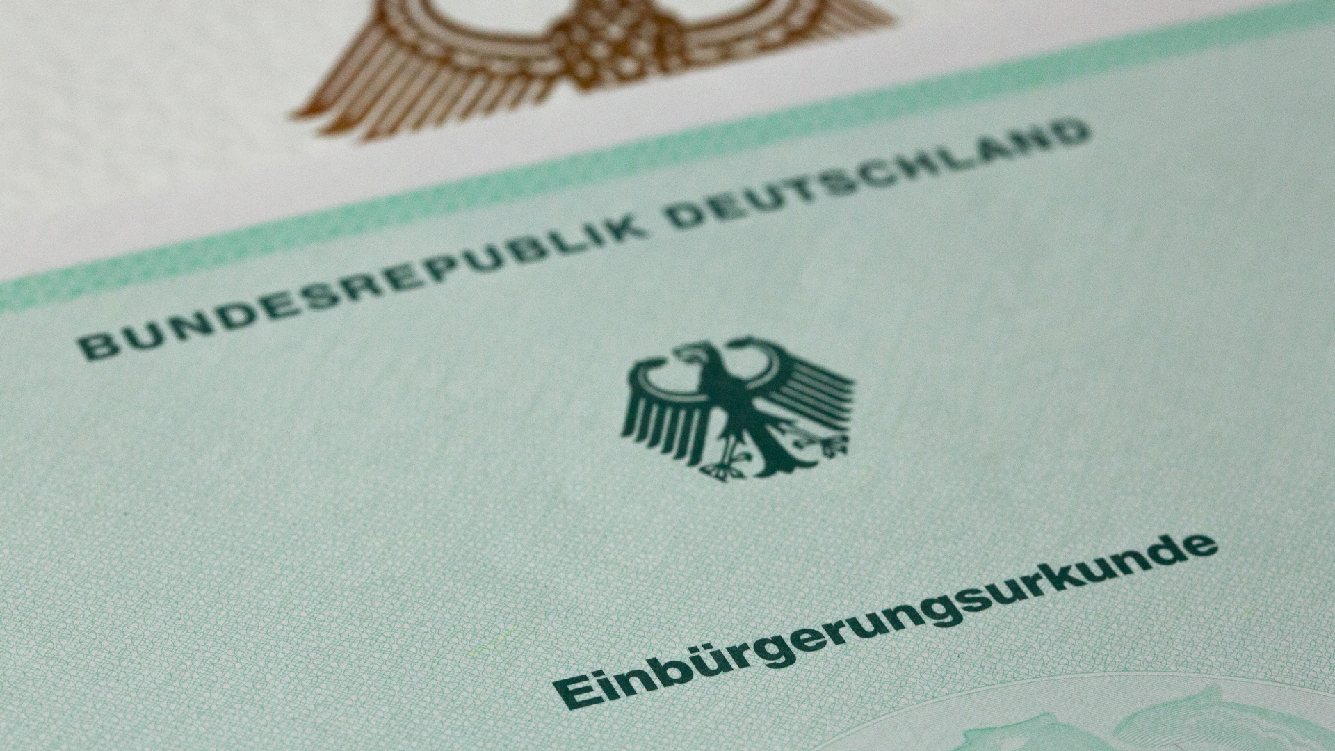 Eine Einbürgerungsurkunde der Bundesrepublik Deutschland liegt auf einem Tisch. | dpa
