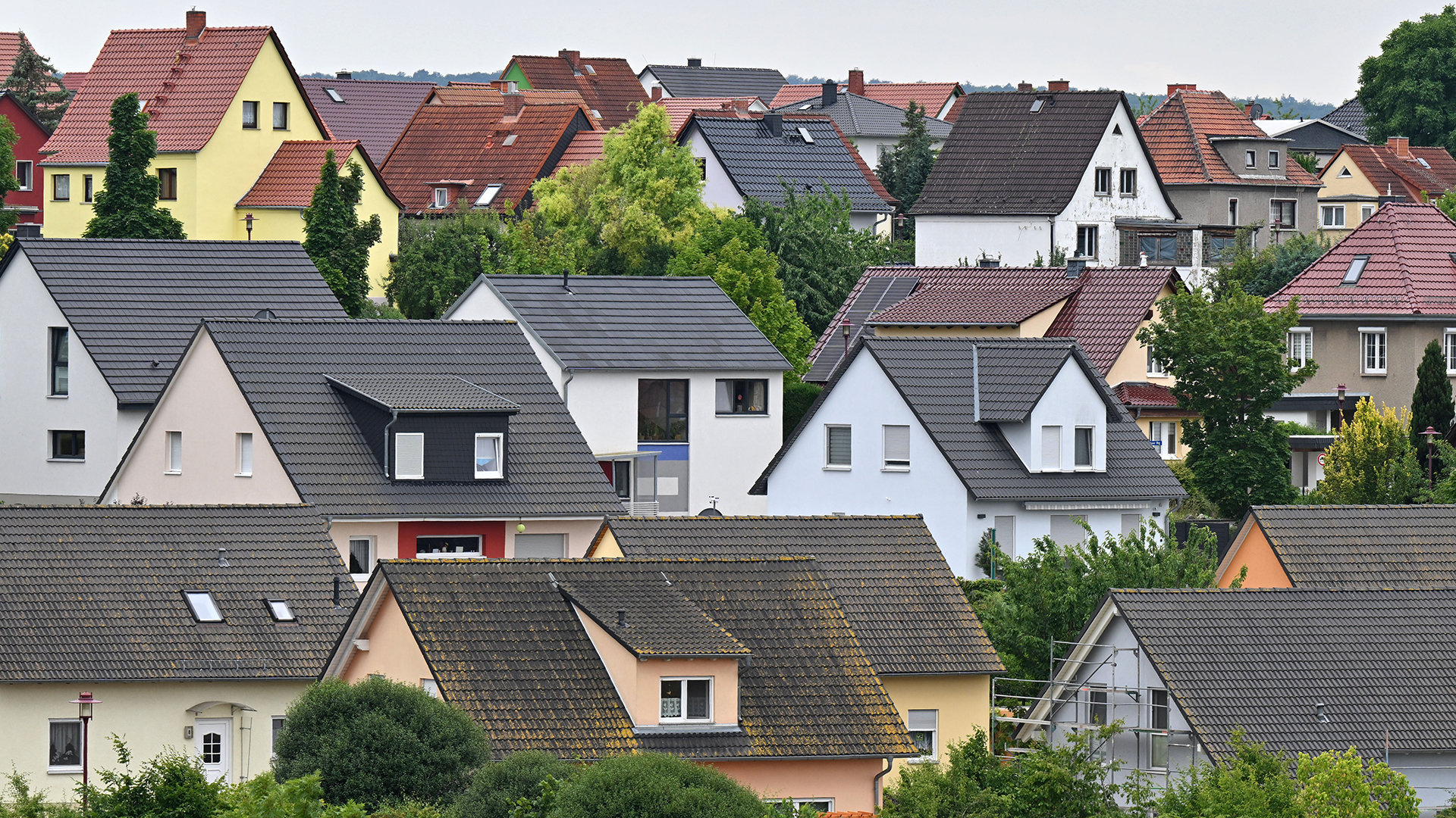 Viele Einfamilienhäuser stehen am Erfurter Stadtrand. | picture alliance/dpa