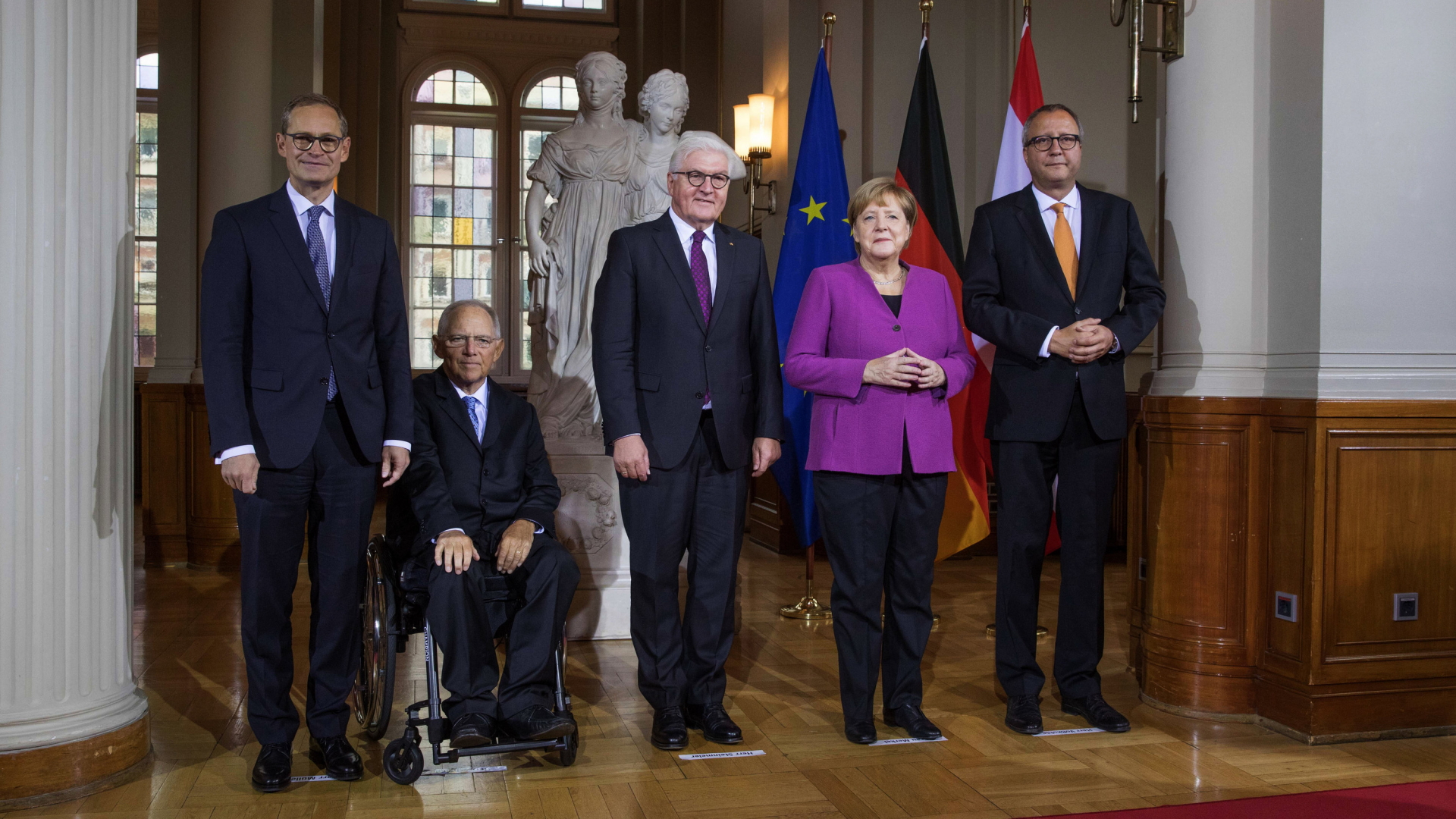 Müller, Schäuble, Steinmeier, Merkel und Voßkuhle (von links) | Bildquelle: dpa