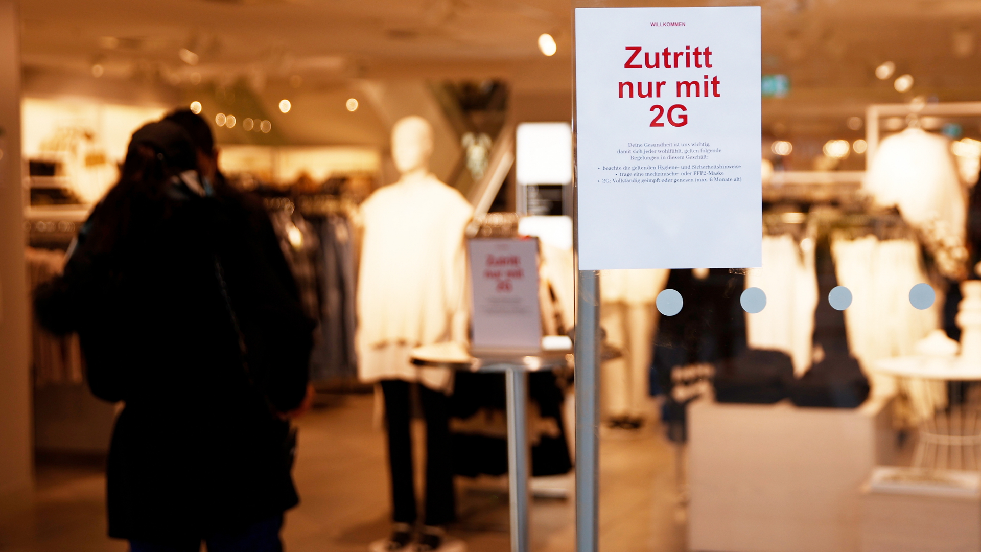 Ein Schild am Eingang eines Geschäftes in Berlin weist auf die 2G-Regel hin.  | dpa