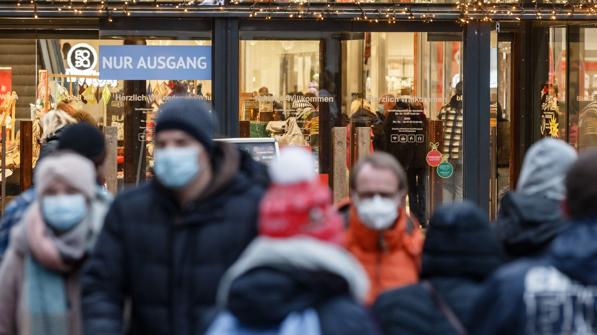 Menschen beim Einkaufen in Lübeck | dpa