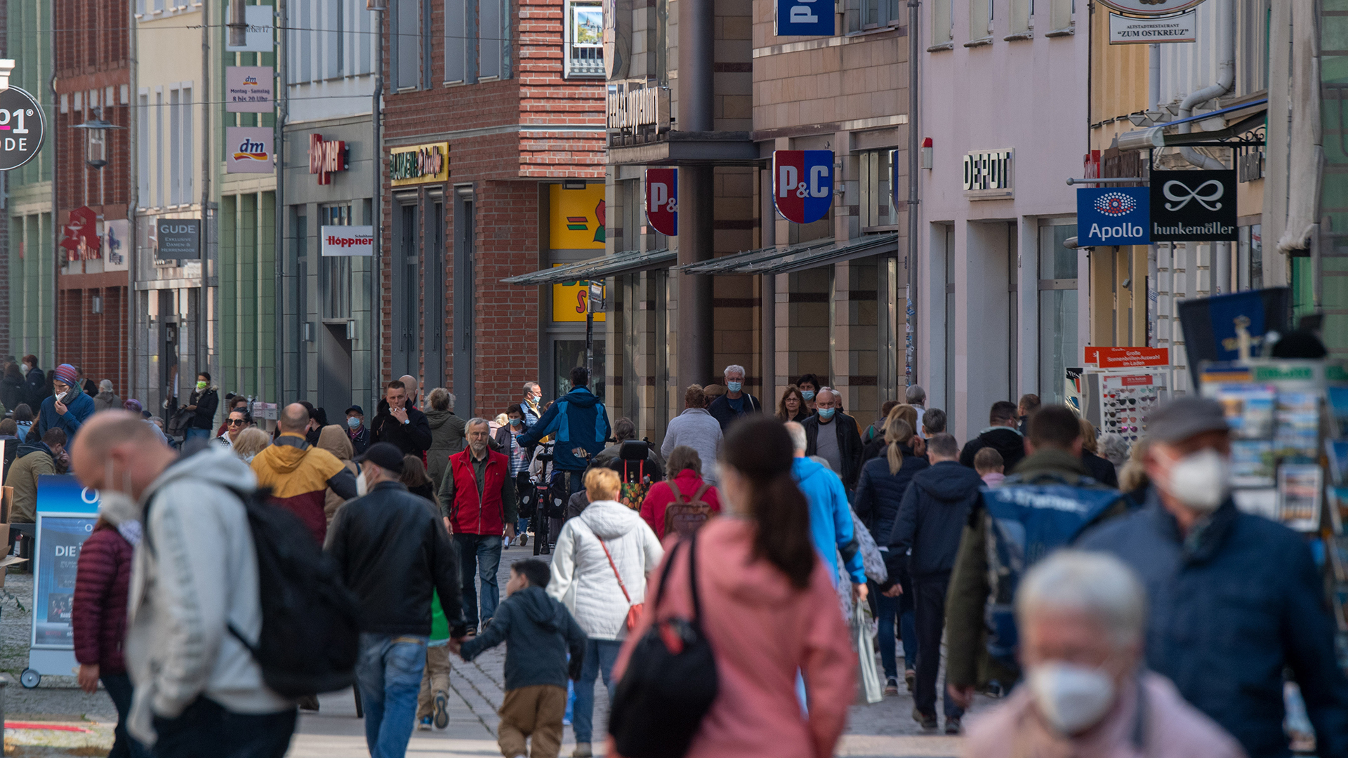 Auf der Einkaufsstraße und Fußgängerzone Ossenreyer Straße sind zahlreiche Passanten unterwegs. (Archivbild: 14.05.2021) | picture alliance/dpa