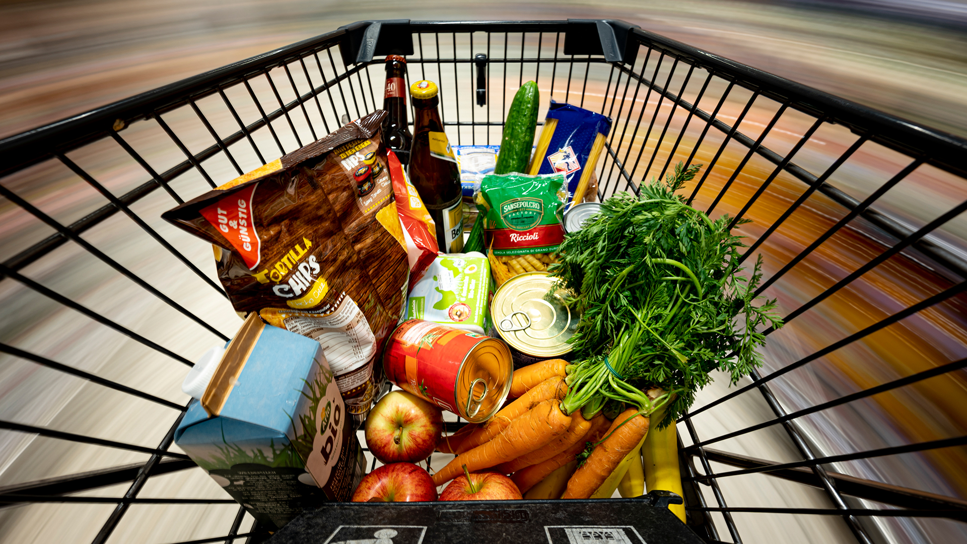 Ein Einkauf liegt in einem Einkaufswagen in einem Supermarkt. | dpa