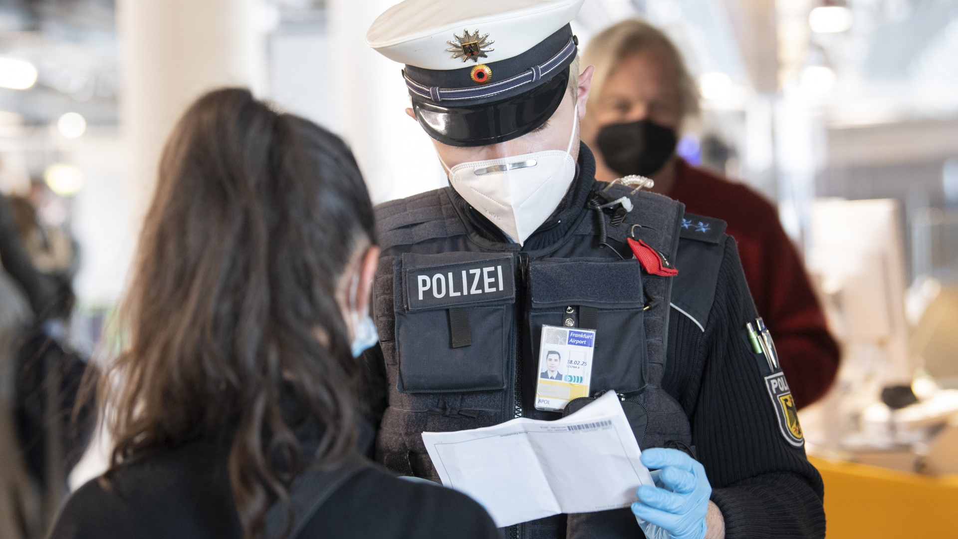 Die Bundespolizei kontrolliert am Flughafen Frankfurt Reisende, die zuvor mit einem Flug aus Palma de Mallorca nach Deutschland zurückgekehrt waren.