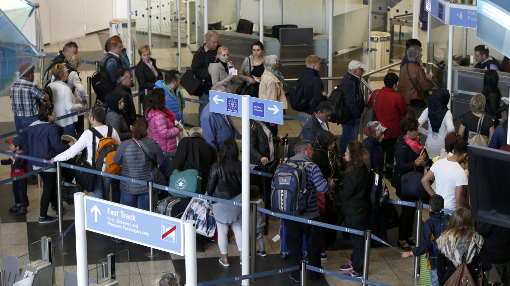 Passagiere bei der Passkontrolle am Flughafen München 27. April 2016.  | REUTERS