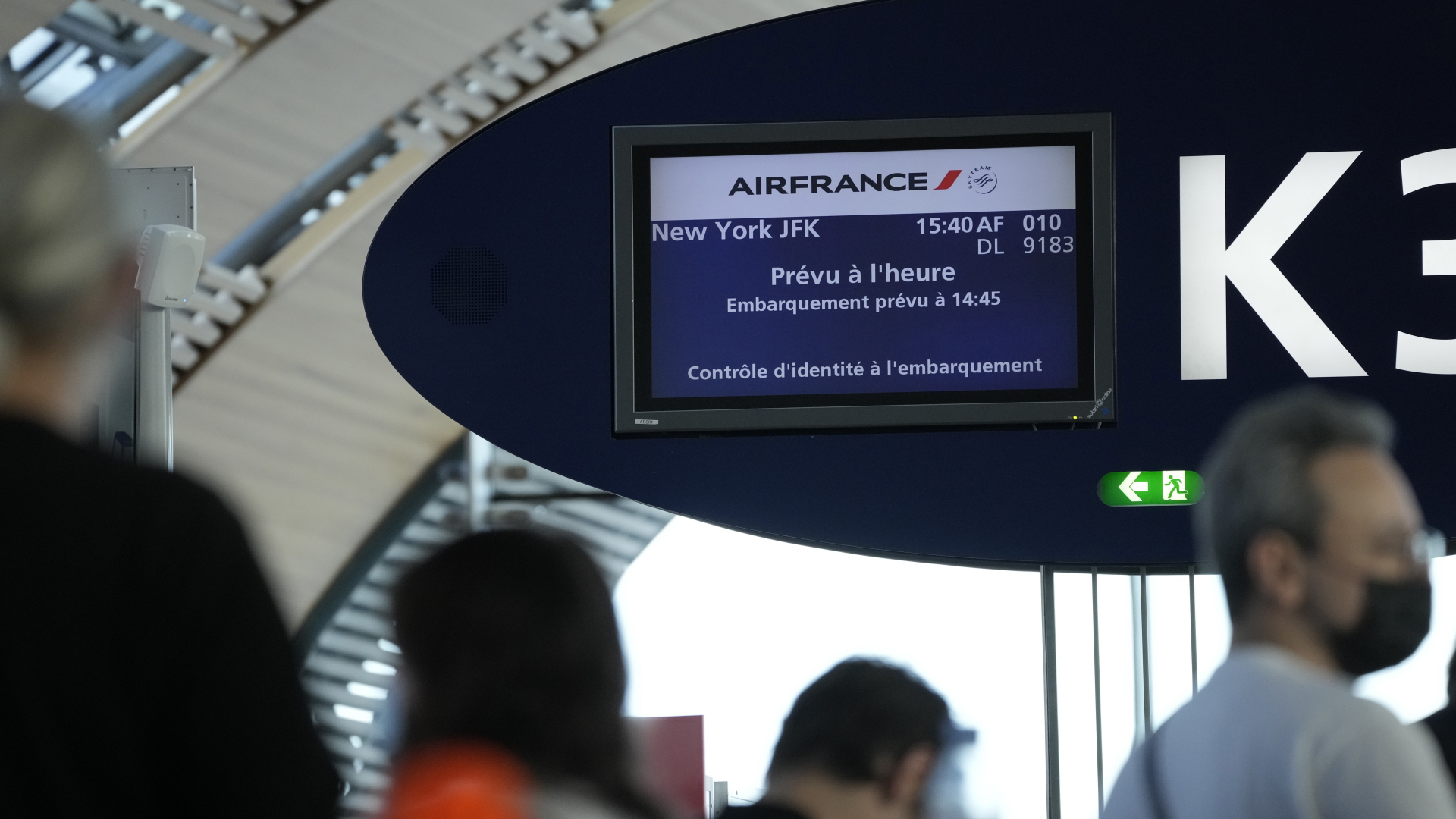 Eine Anzeigetafel zeigt einen Flug nach New York am Pariser Flughafen Charles de Gaulle an (Archivbild). | dpa