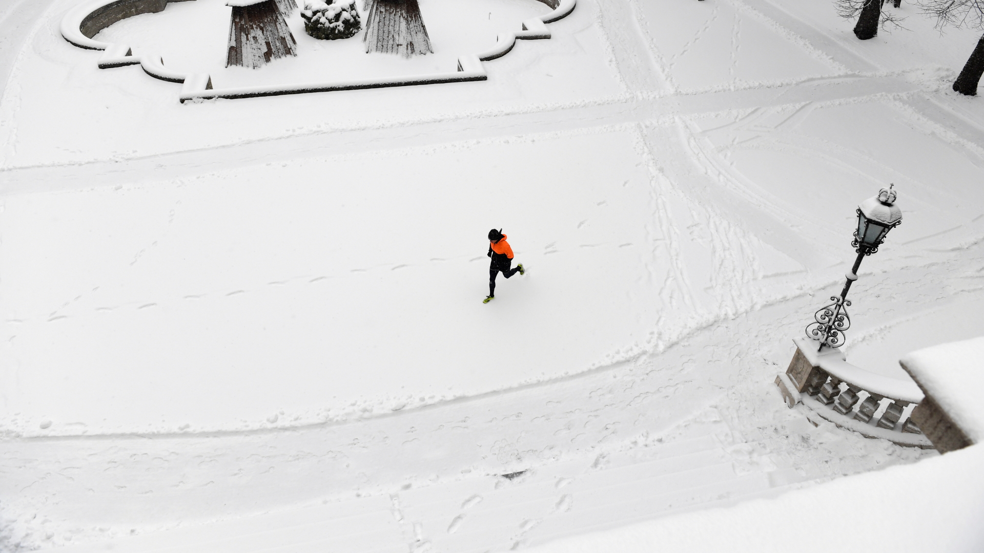 einsamer Jogger im Schnee in München | REUTERS