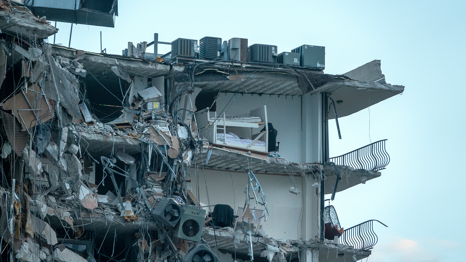 Blick auf das in Miami teilweise eingestürzte Wohnhaus | EPA