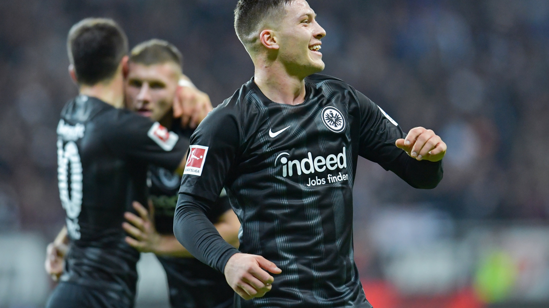 Frankfurts Torschütze Luka Jovic jubelt über das Tor zum 2:0 gegen Schalke. | Bildquelle: dpa