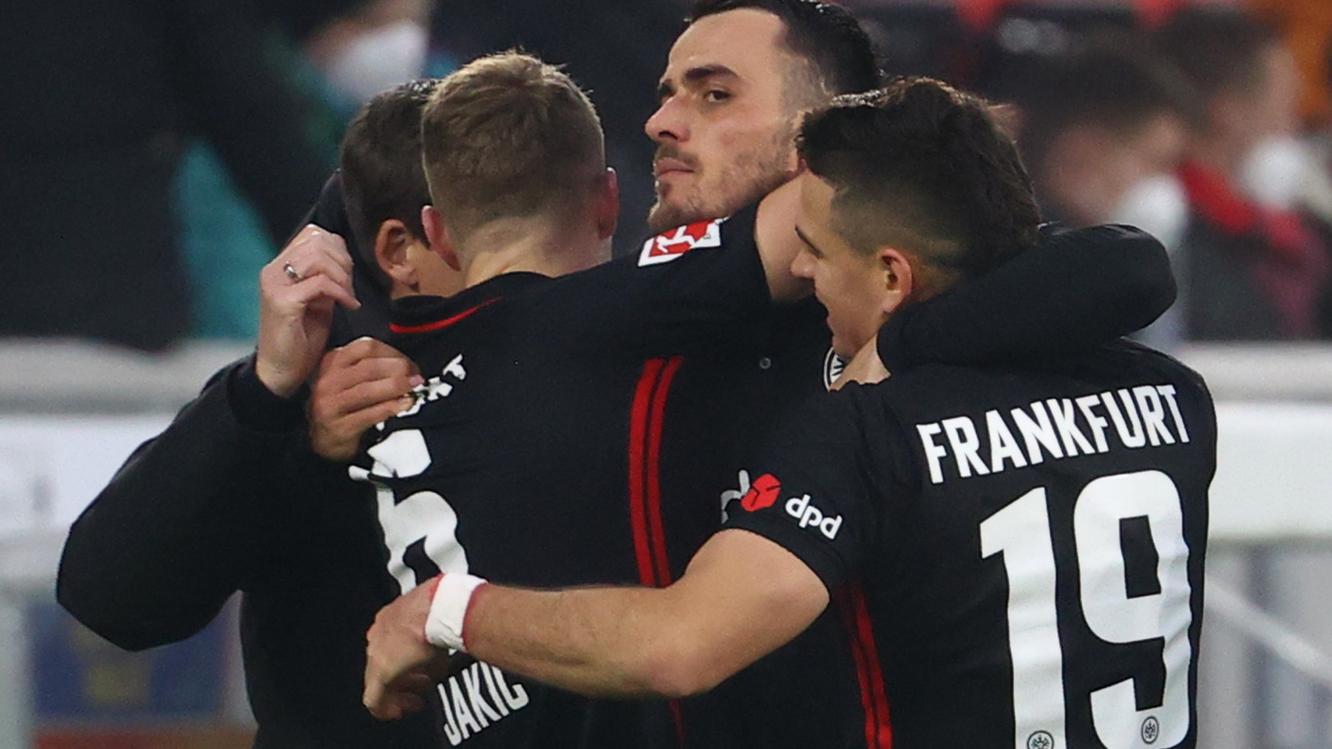 Eintracht Frankfurts Filip Kostic feiert mit Teamkollegen. | REUTERS