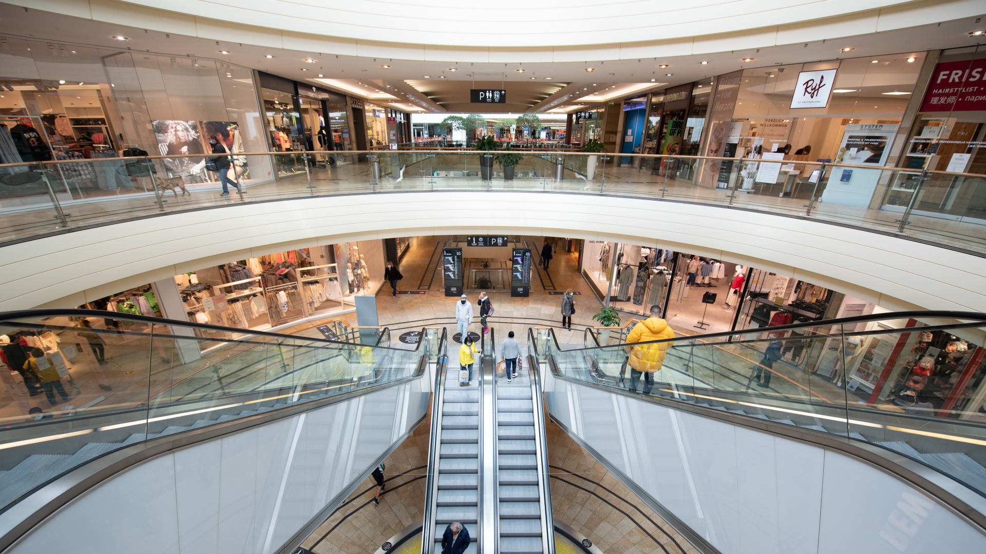 Besucher des Dresdner Einkaufszentrums Altmarkt-Galerie stehen auf einer Rolltreppe. | dpa
