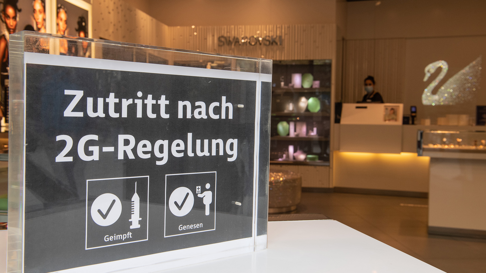 Ein Schild weist an einem Ladengeschäft in der Innenstadt auf die bestehende 2G-Regelung hin, Frankfurt an Main. | dpa