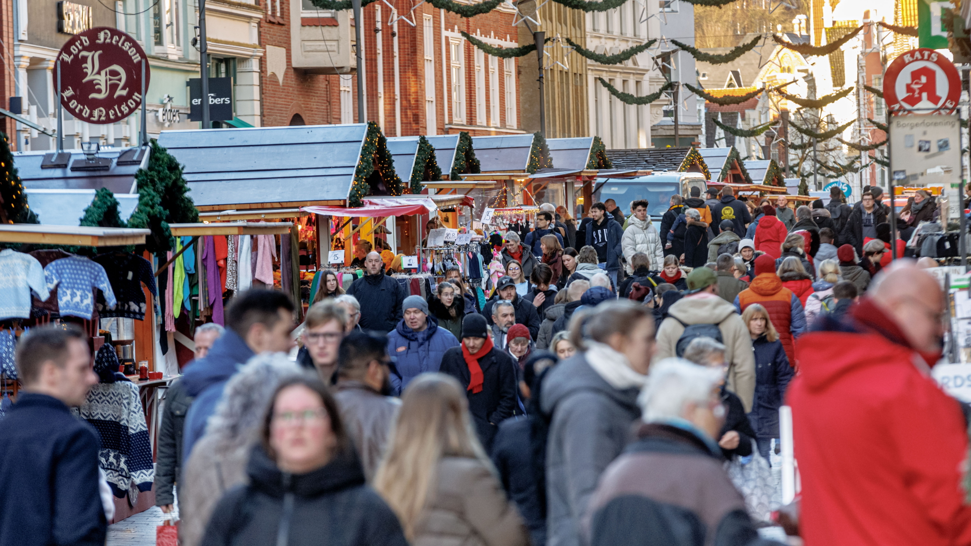 Besucher strömen zum Last-Minute-Shopping vor Weihnachten durch die Flensburger Innenstadt. | dpa