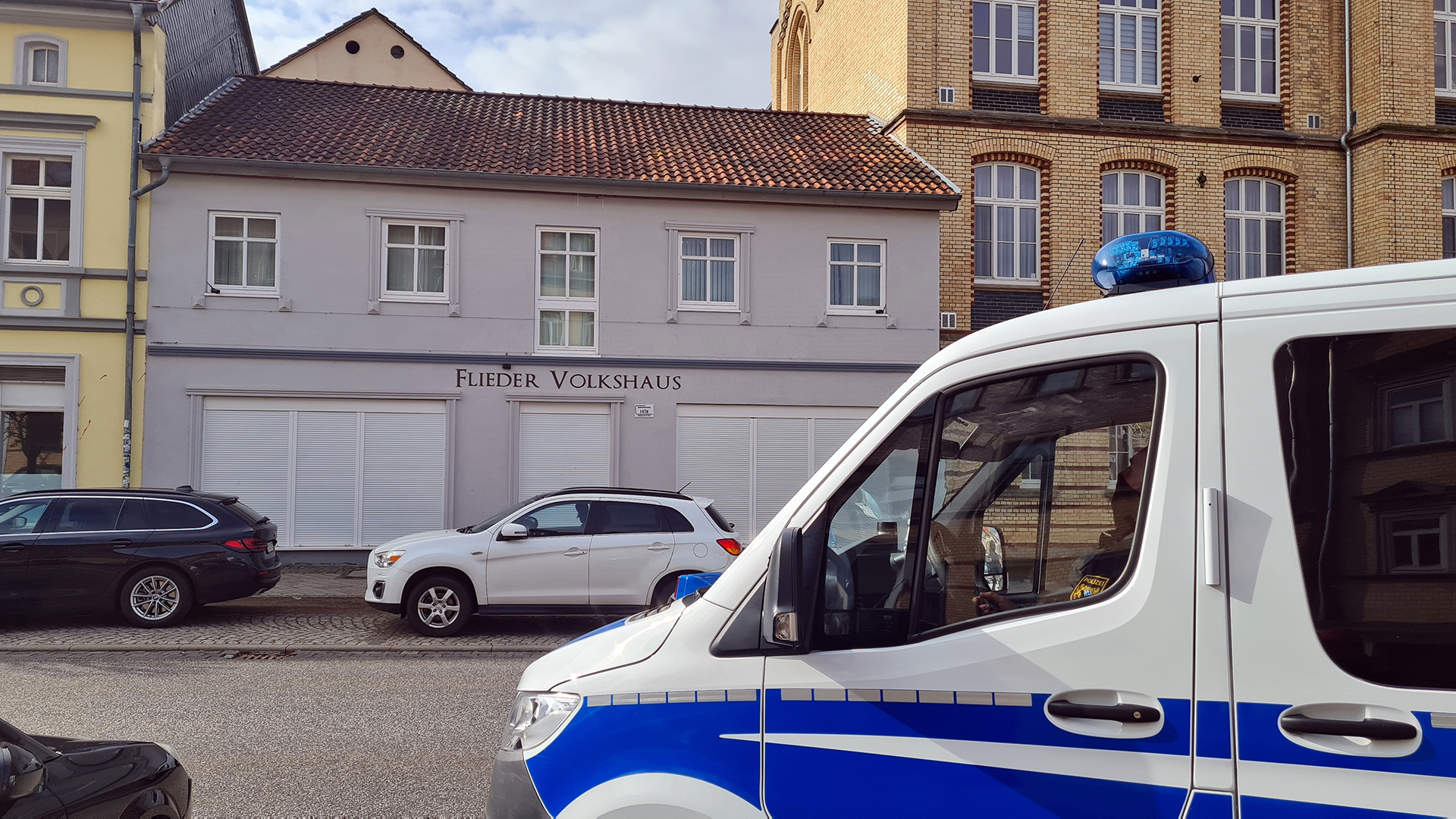 Ein Polizeifahrzeug steht vor dem "Flieder Volkshaus" in Eisenach.  | dpa