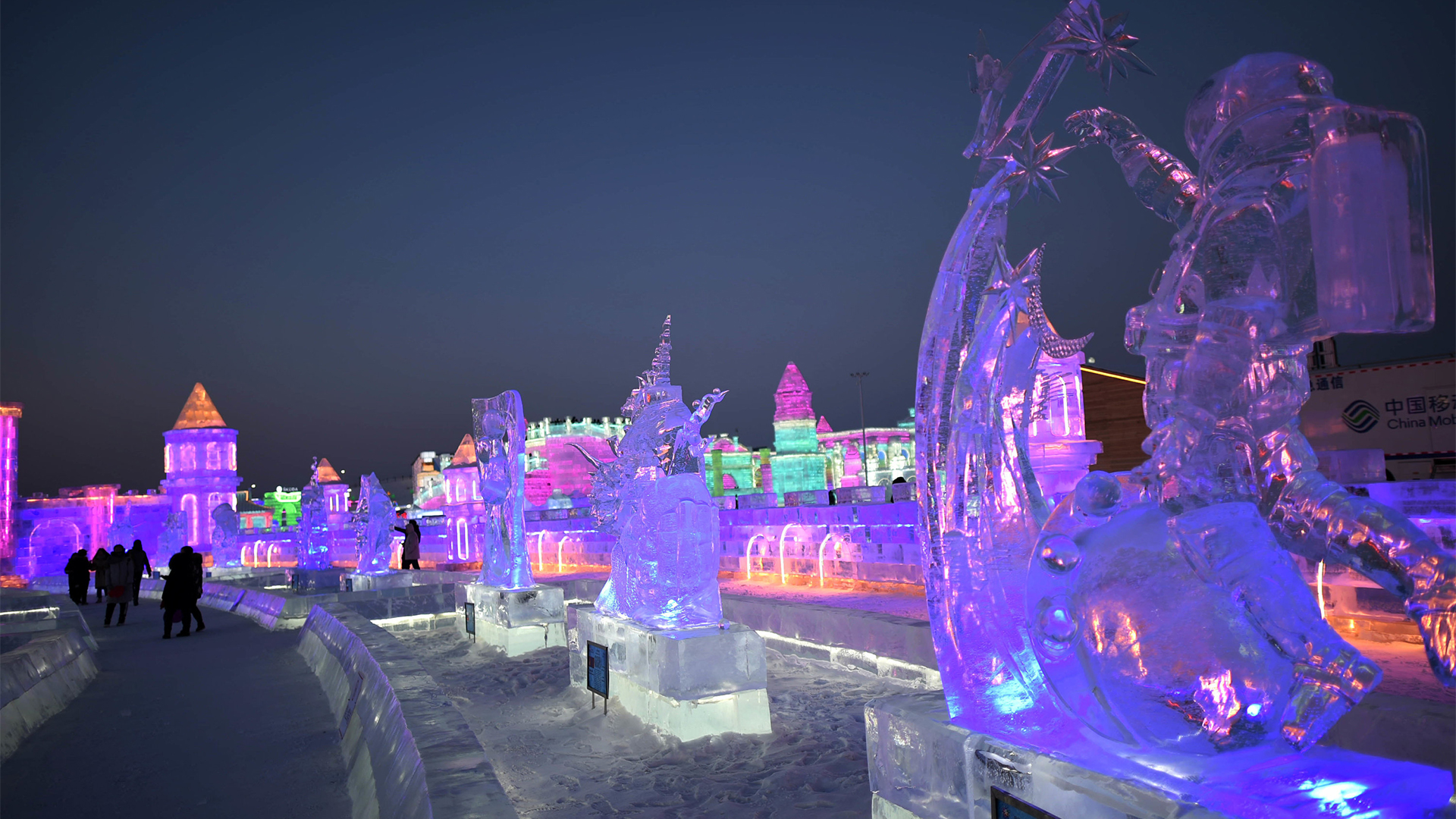 Besucher des Internationalen Eis- und Schneefestes in Harbin | dpa