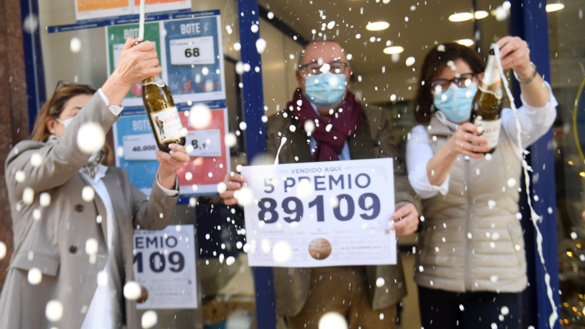 Lotteriemitarbeiter feiern das Gewinnlos Nummer 89109. | EPA