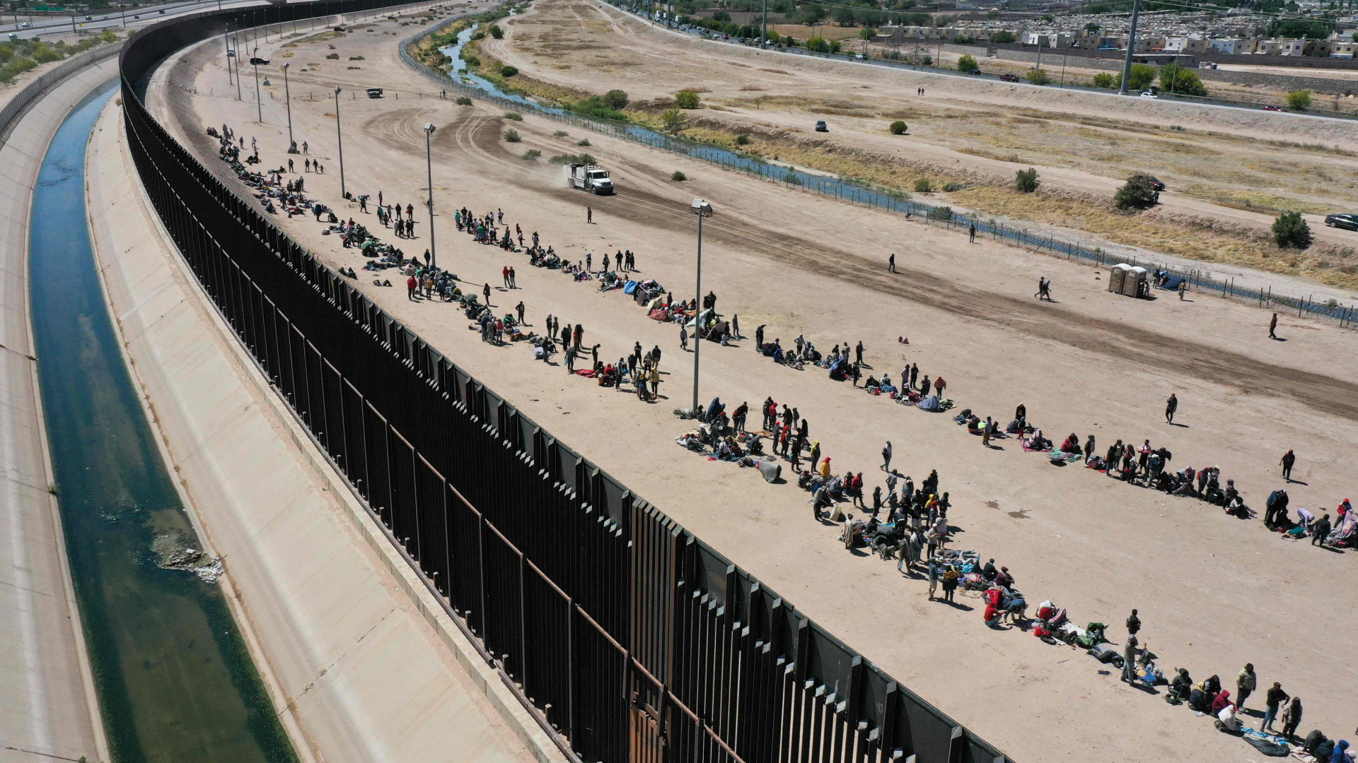 Migranten aus Lateinamerika warten an der US-Grenze in El Paso, Texas.