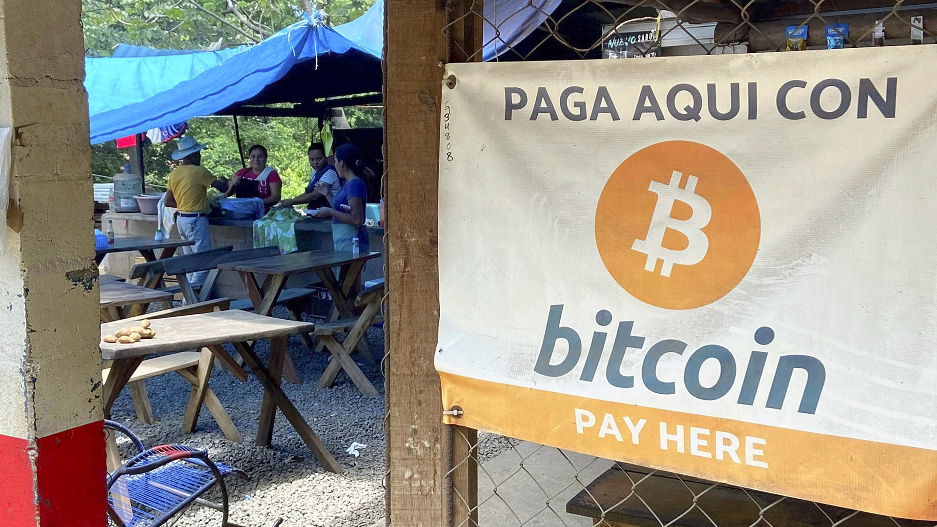 Ein Schild in einem Restaurant in El Zonte, El Salvador zeigt, dass mit Bitcoin bezahlt werden kann. | picture alliance / ASSOCIATED PR