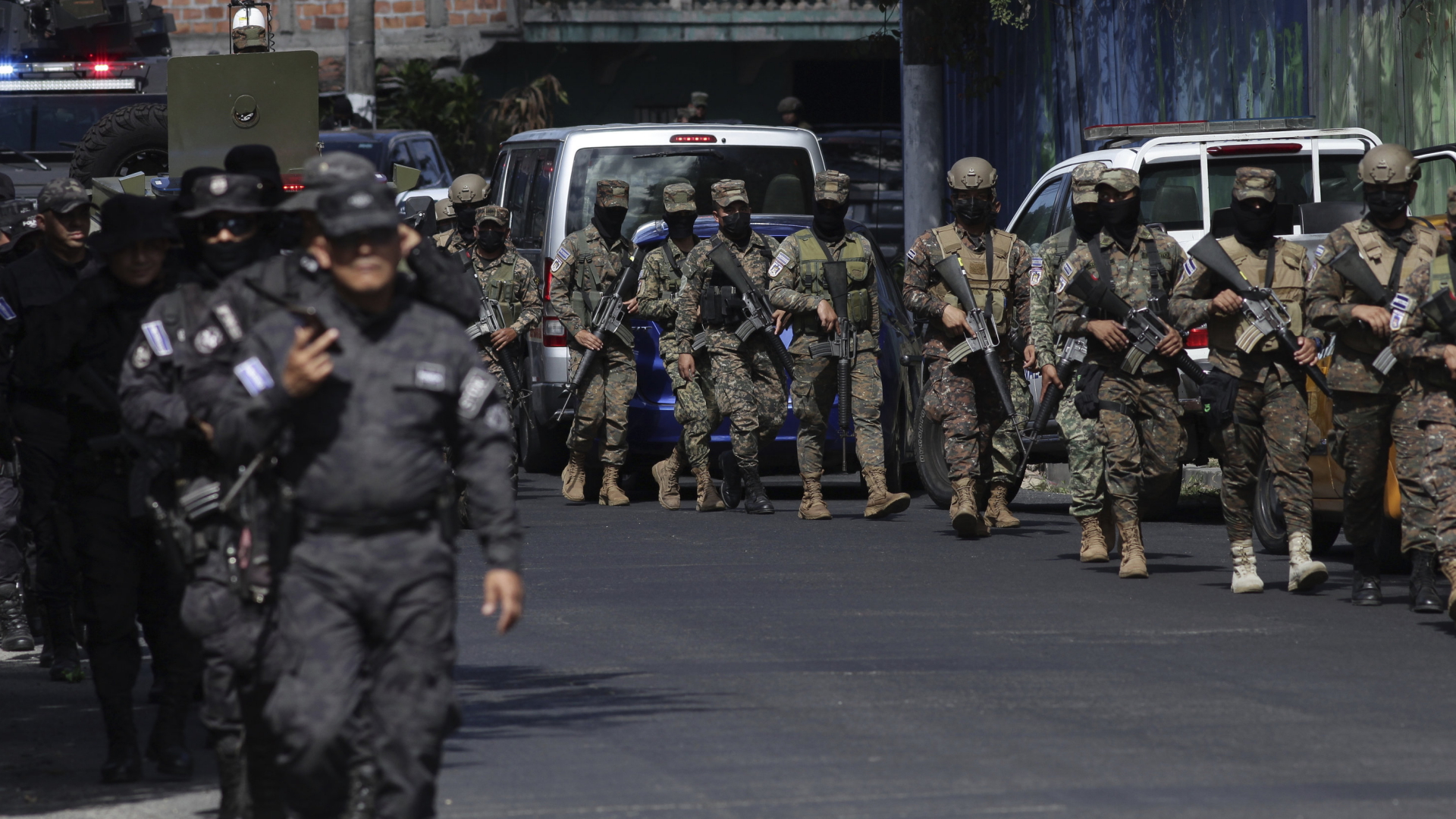 Soldaten bei der Razzia in Soyapango | AP