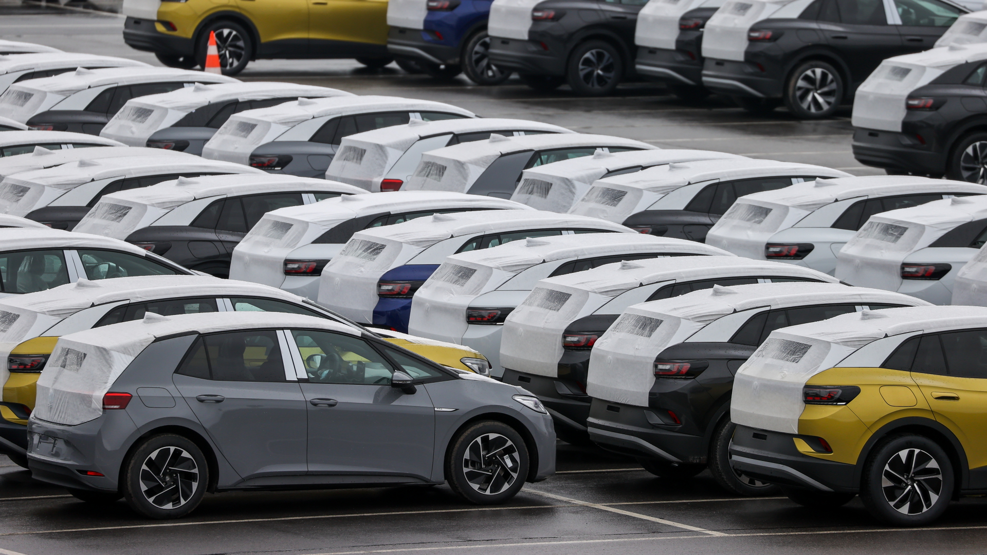 Neuwagen stehen auf einem Parkplatz des VW-Werks in Zwickau.