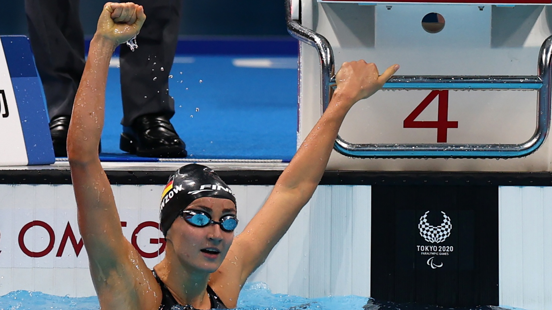 Elena Krawzow jubelt im Becken nach ihrem Sieg. | REUTERS