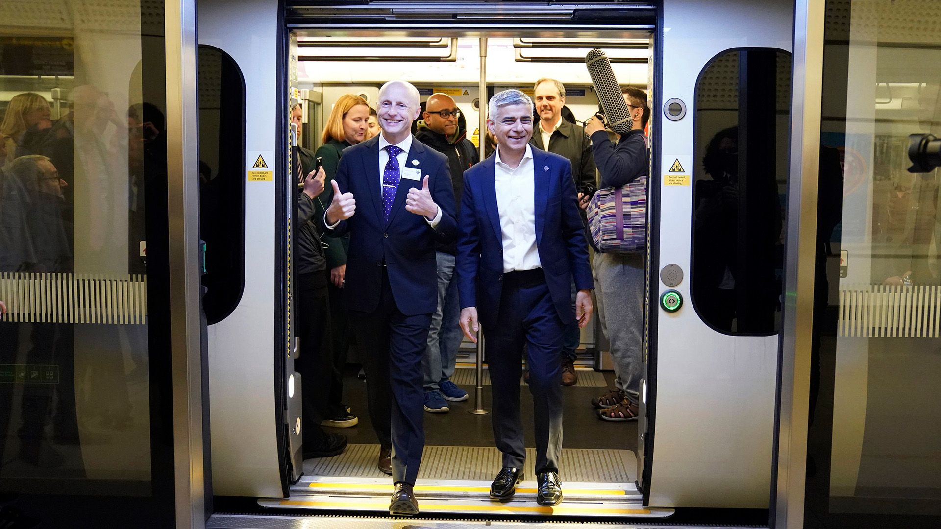 Der Bürgermeister von London, Sadiq Khan, rechts, und Andy Byford, Commissioner of Transport for London, steigen aus der ersten Bahn der Elisabeth Line aus. | AP