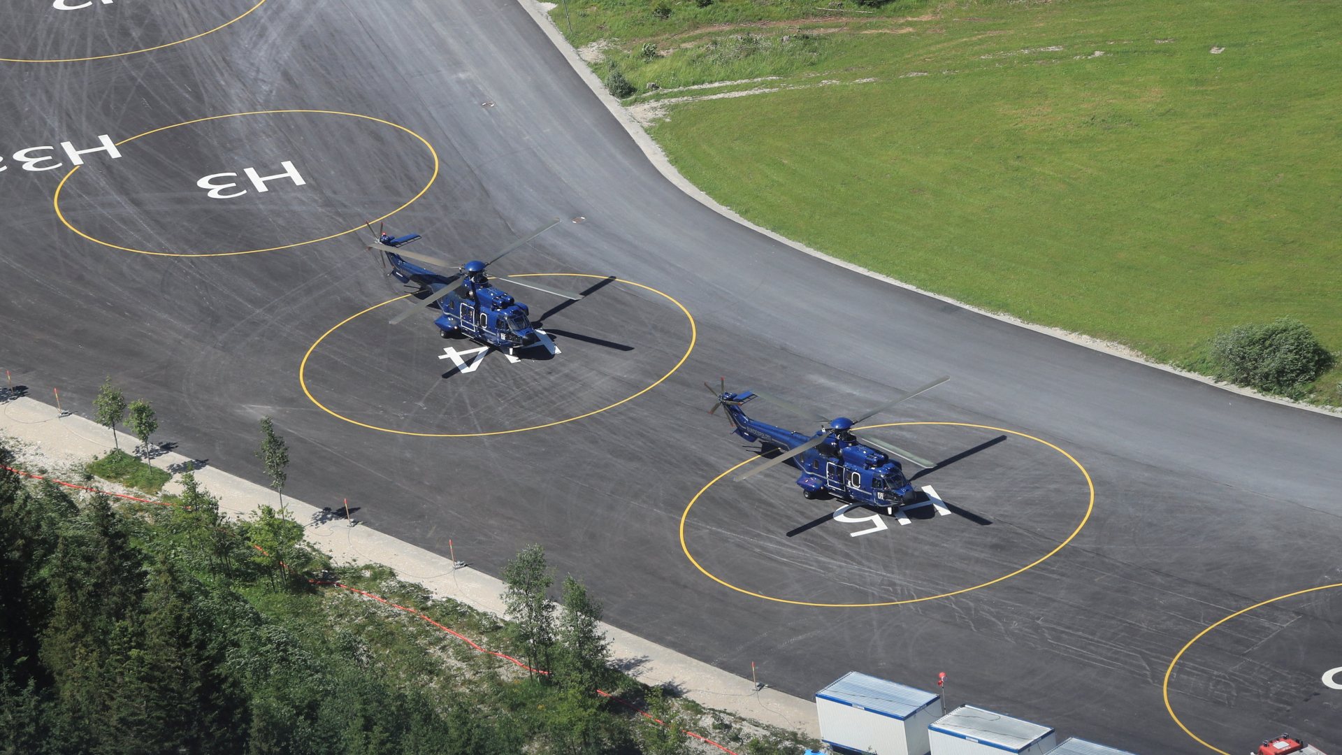 Helikopter auf einem temporären Landeplatz | REUTERS