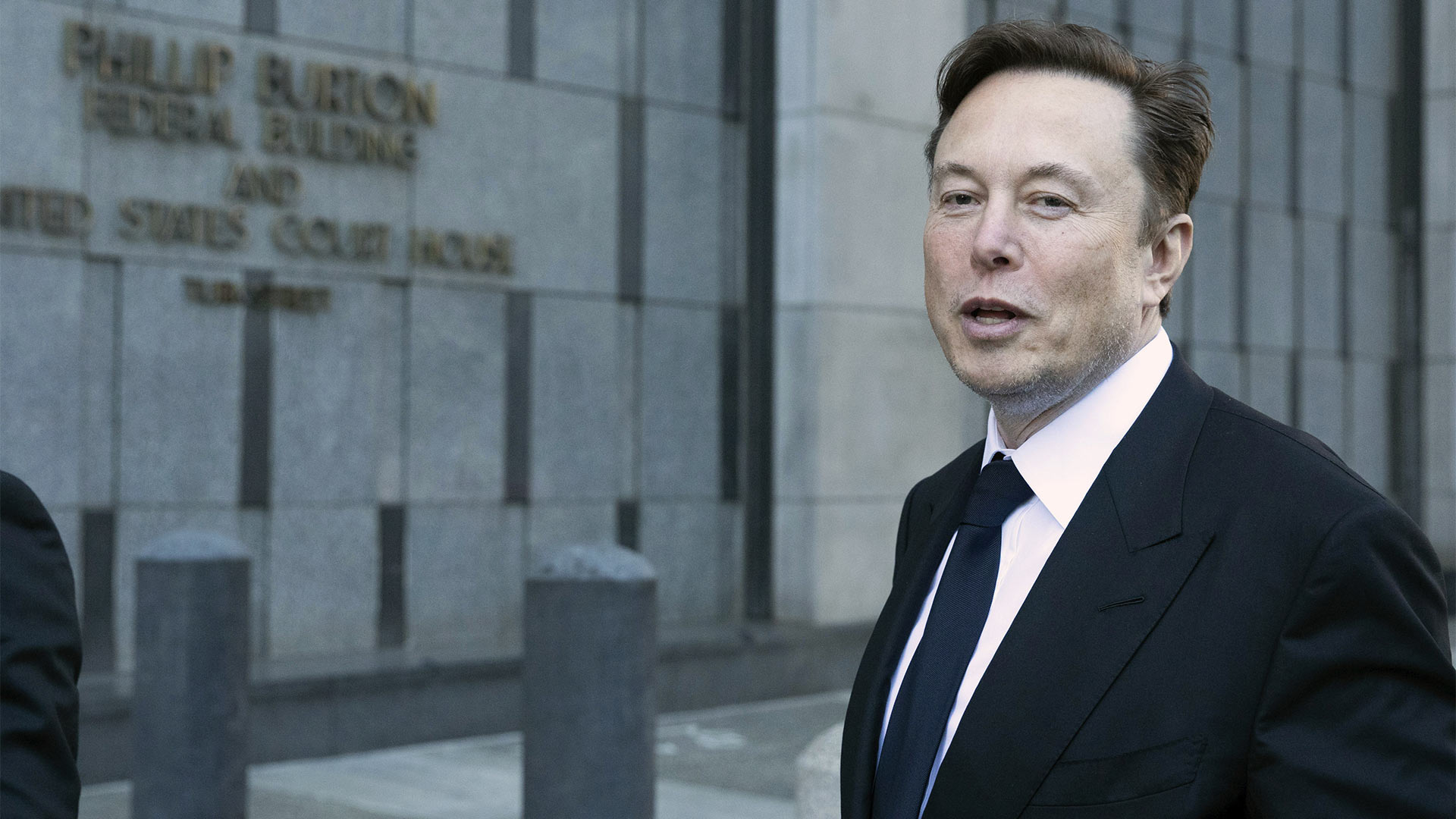Elon Musk verlässt das Phillip Burton Federal Building und das United States Court House. | picture alliance/dpa/AP