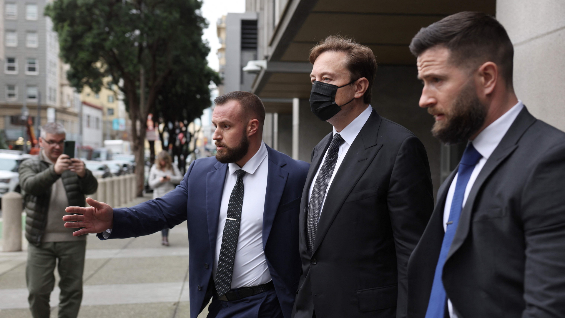 Elon Musk verlässt ein Gerichtsgebäude in San Francisco. | Getty Images via AFP