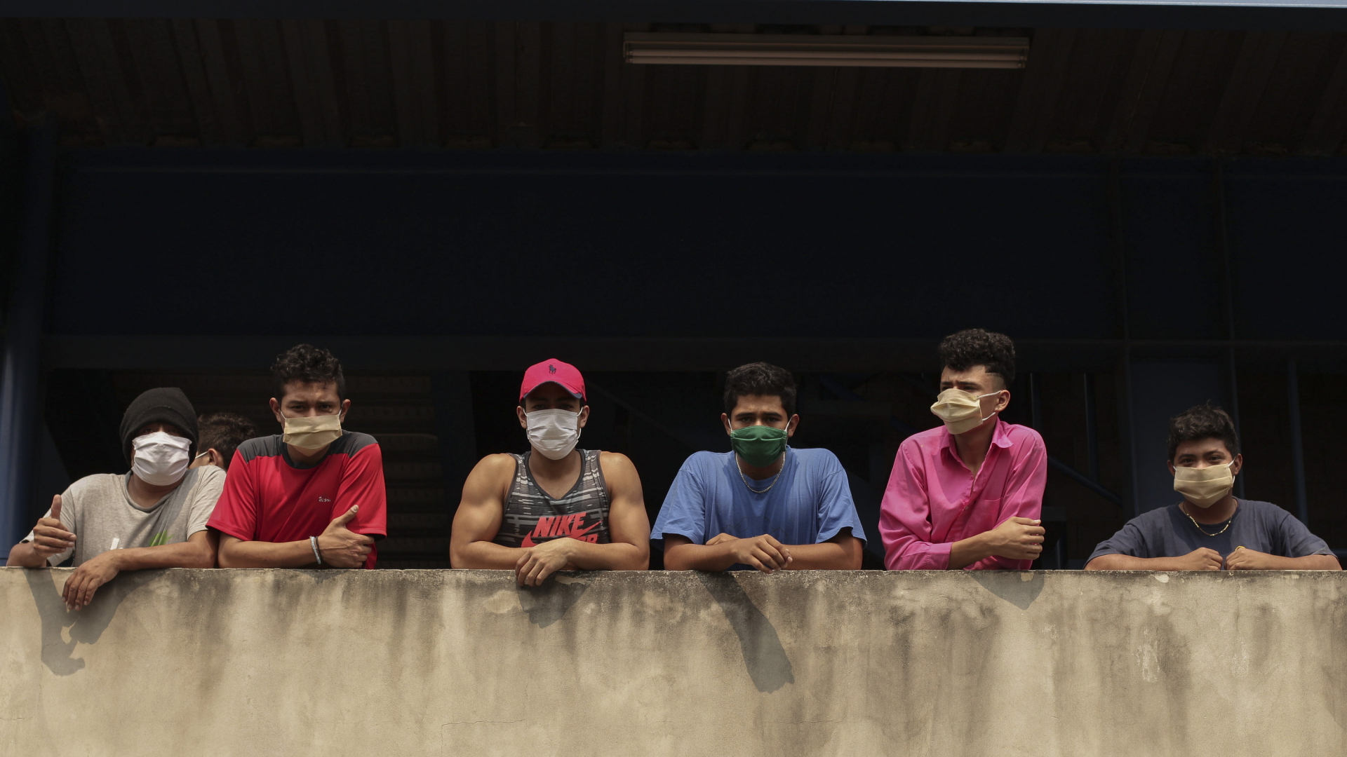 Männer in El Salvador im "Corona-Knast" | AP
