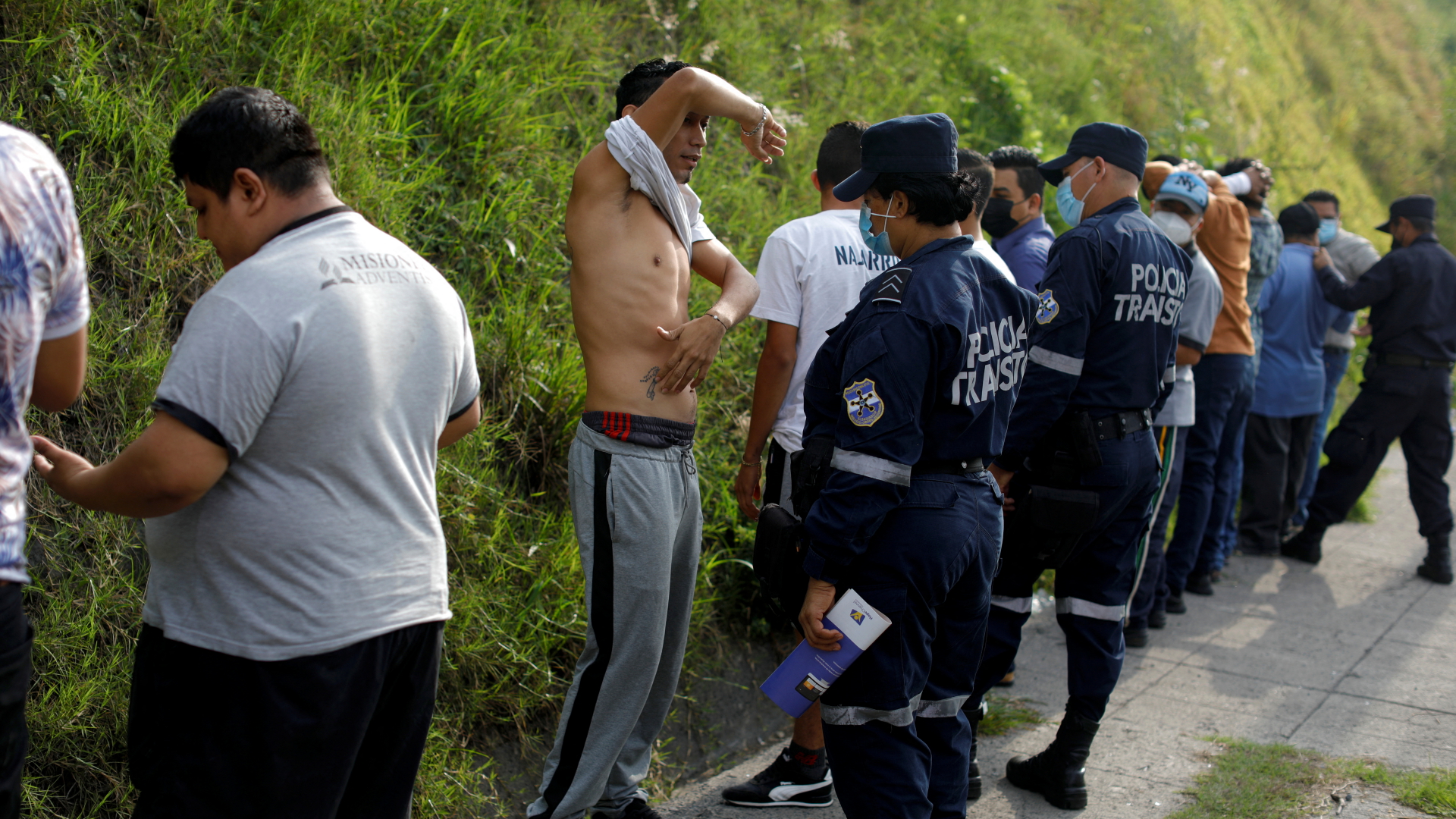 Polizisten in El Salvador überprüfen die Tatoos von jungen Männern | REUTERS