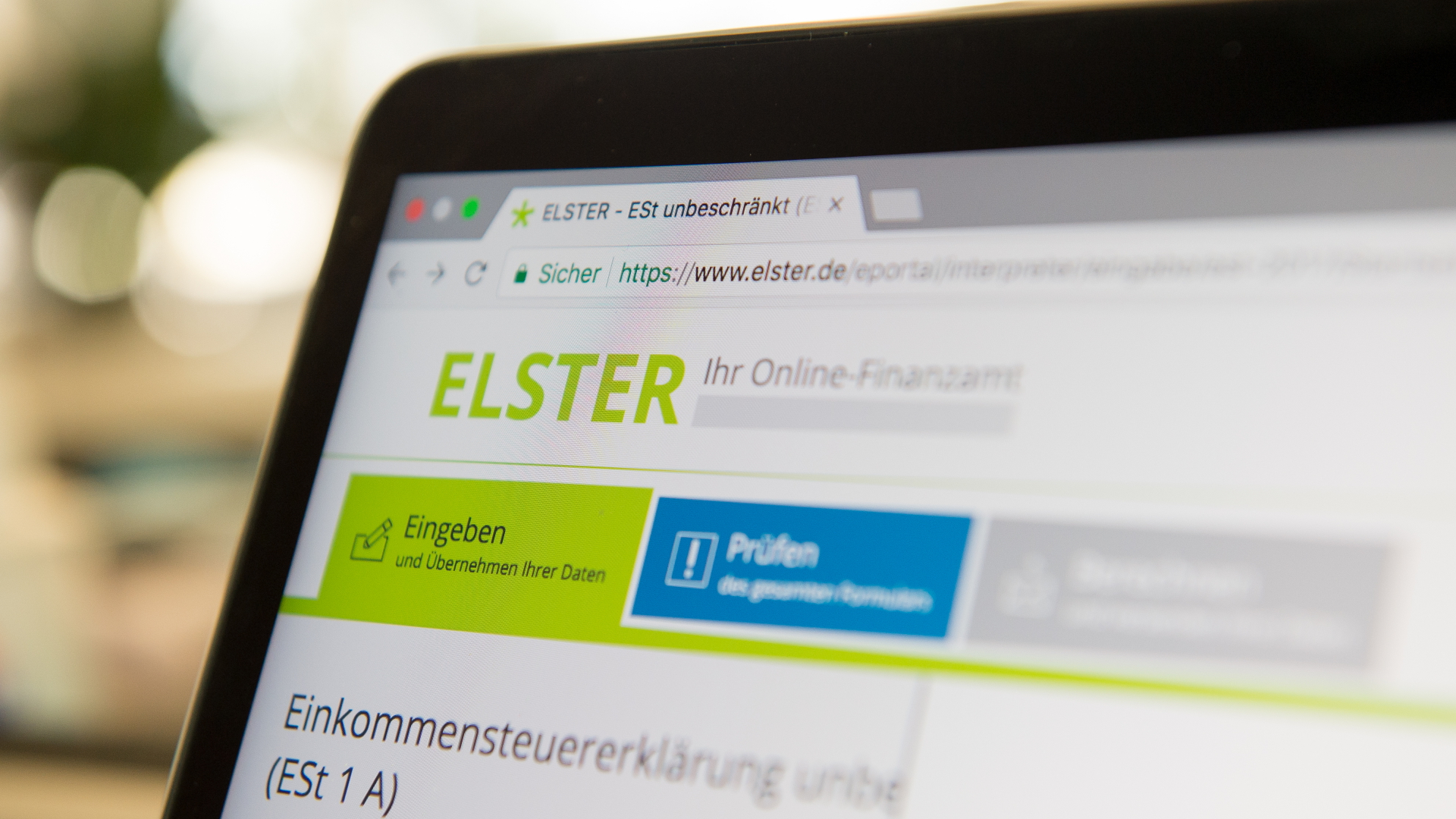 Die Steuer-Plattform "Elster" ist auf dem Bildschirm eines Laptops zu sehen. | dpa