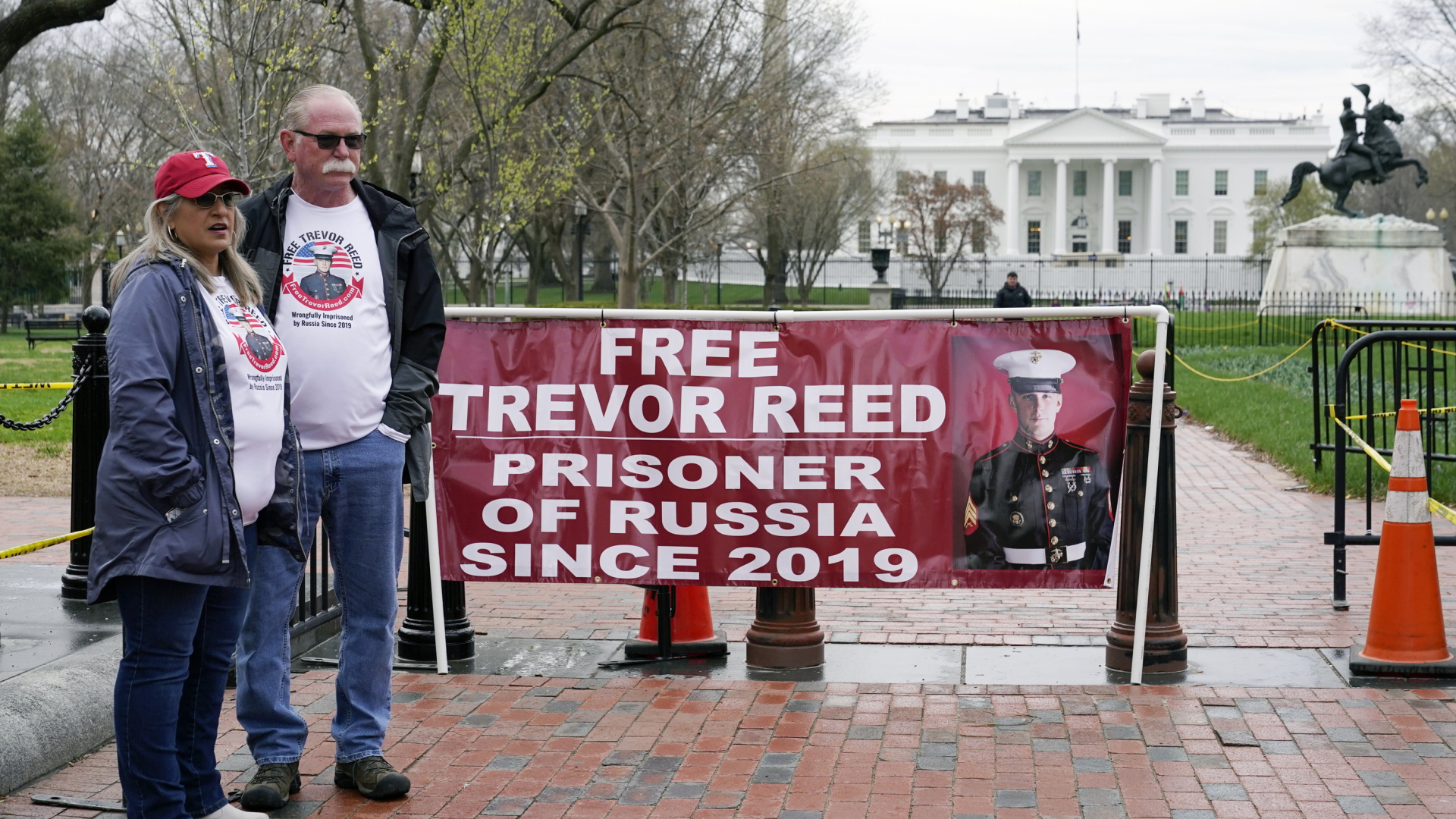 Die Eltern des in Russland inhaftierten Trevor Reed bei einer Mahnwache vor dem Weißen Haus in Washington im März 2022.  | AP